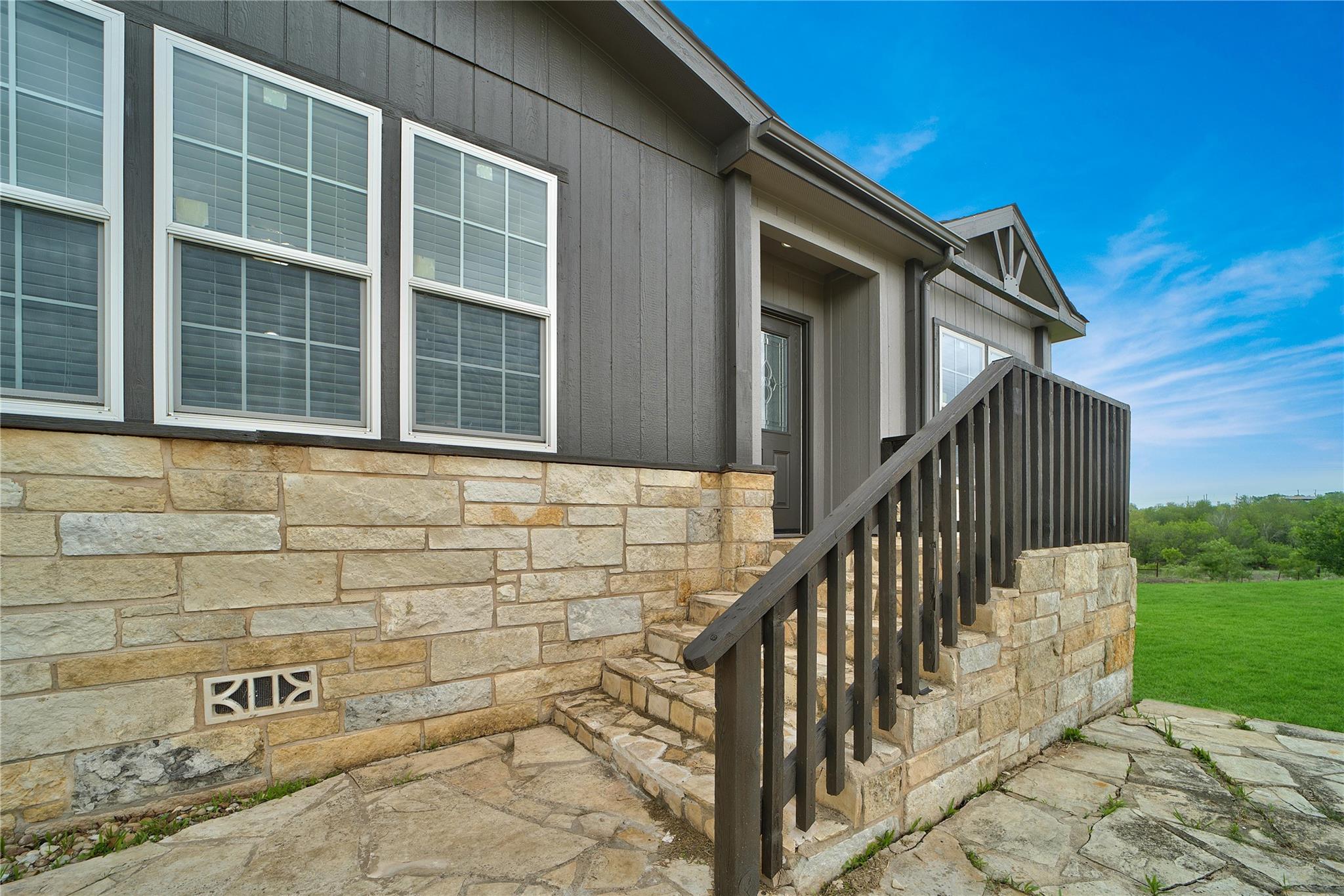 480 Holz Rd, Niederwald, TX 78640