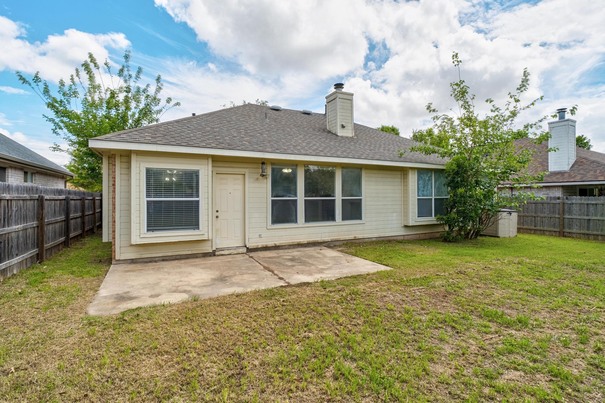 1105 Woodview Dr, Leander, TX 78641