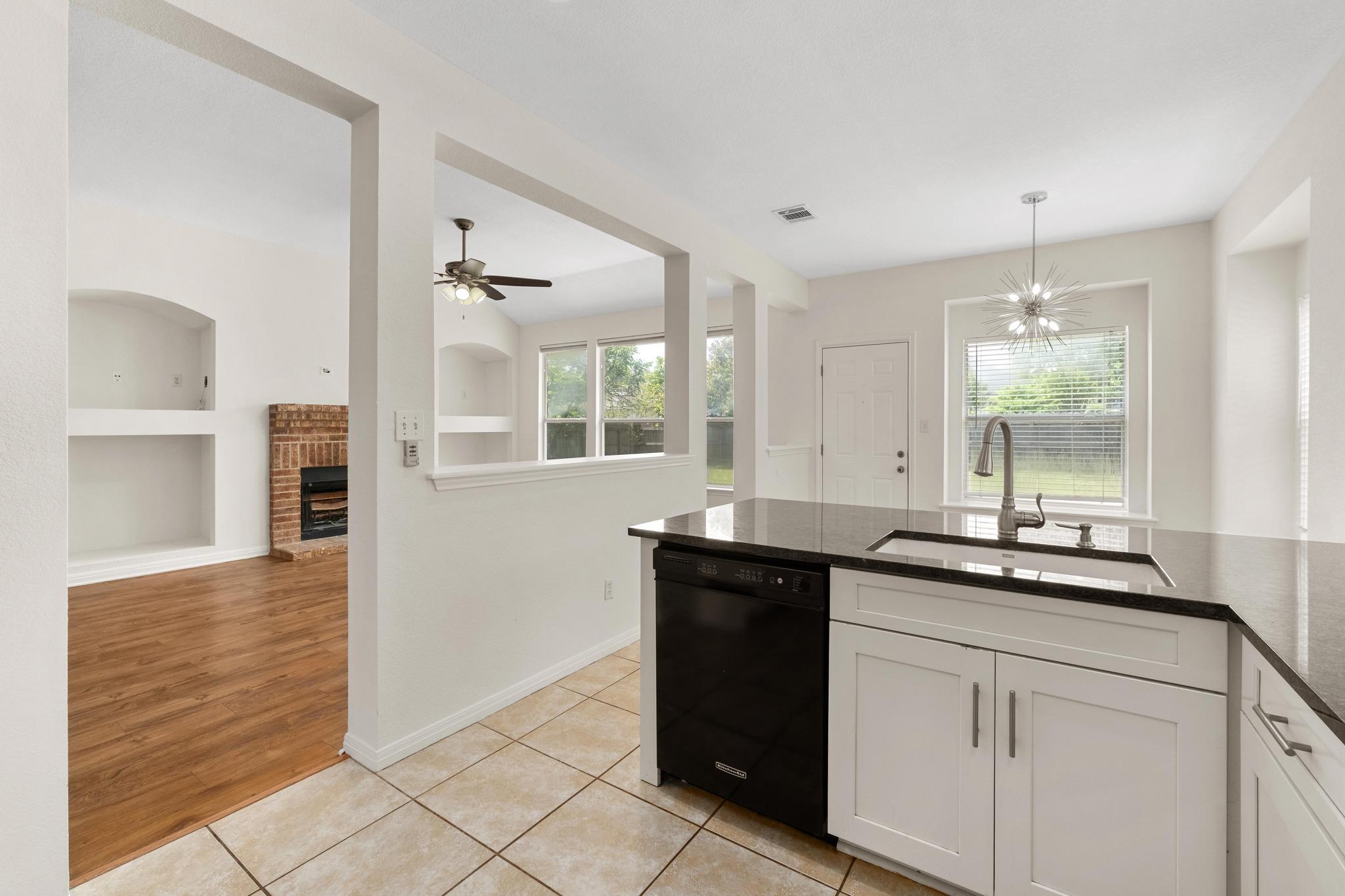 1105 Woodview Dr, Leander, TX 78641