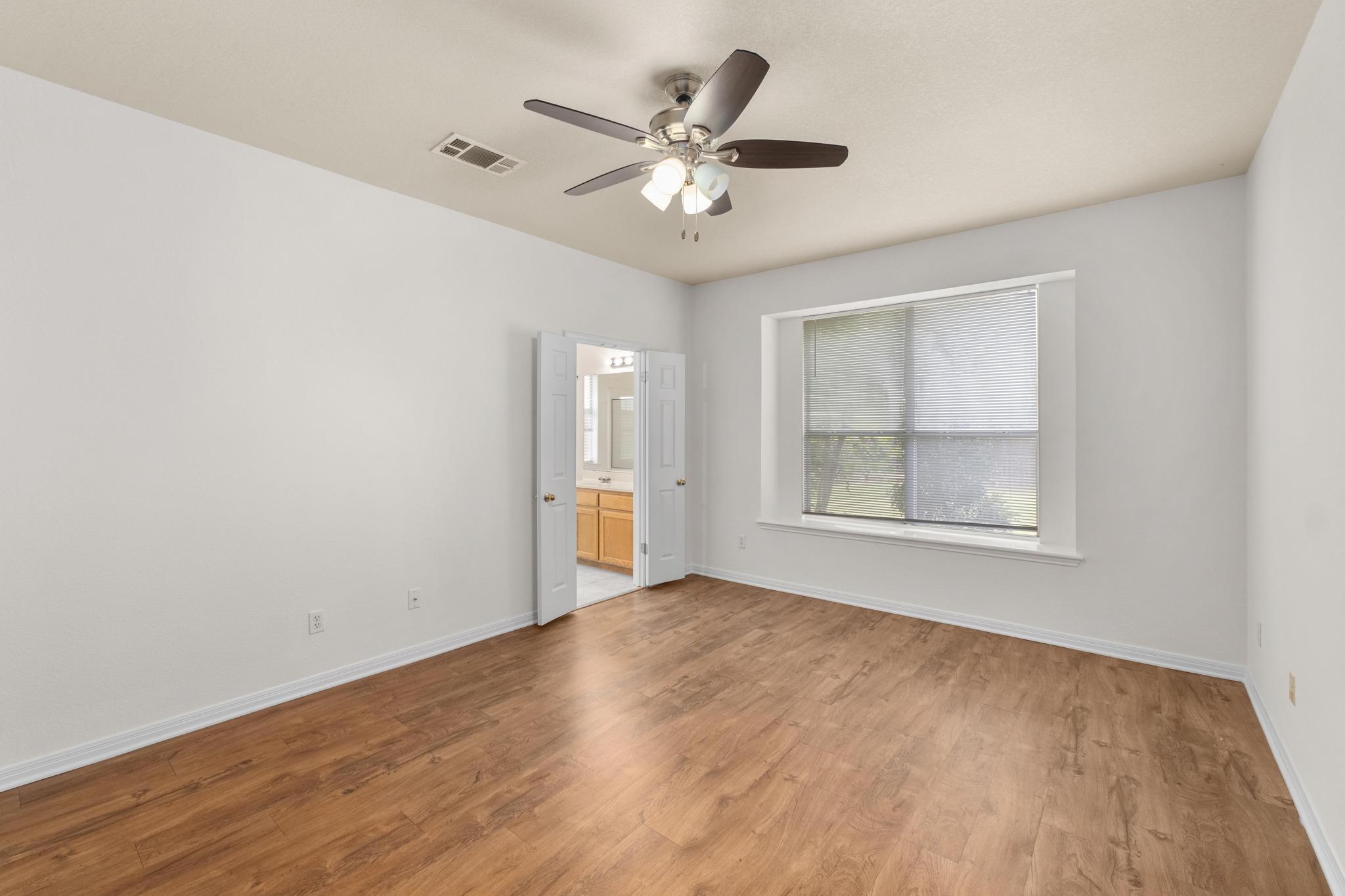 1105 Woodview Dr, Leander, TX 78641