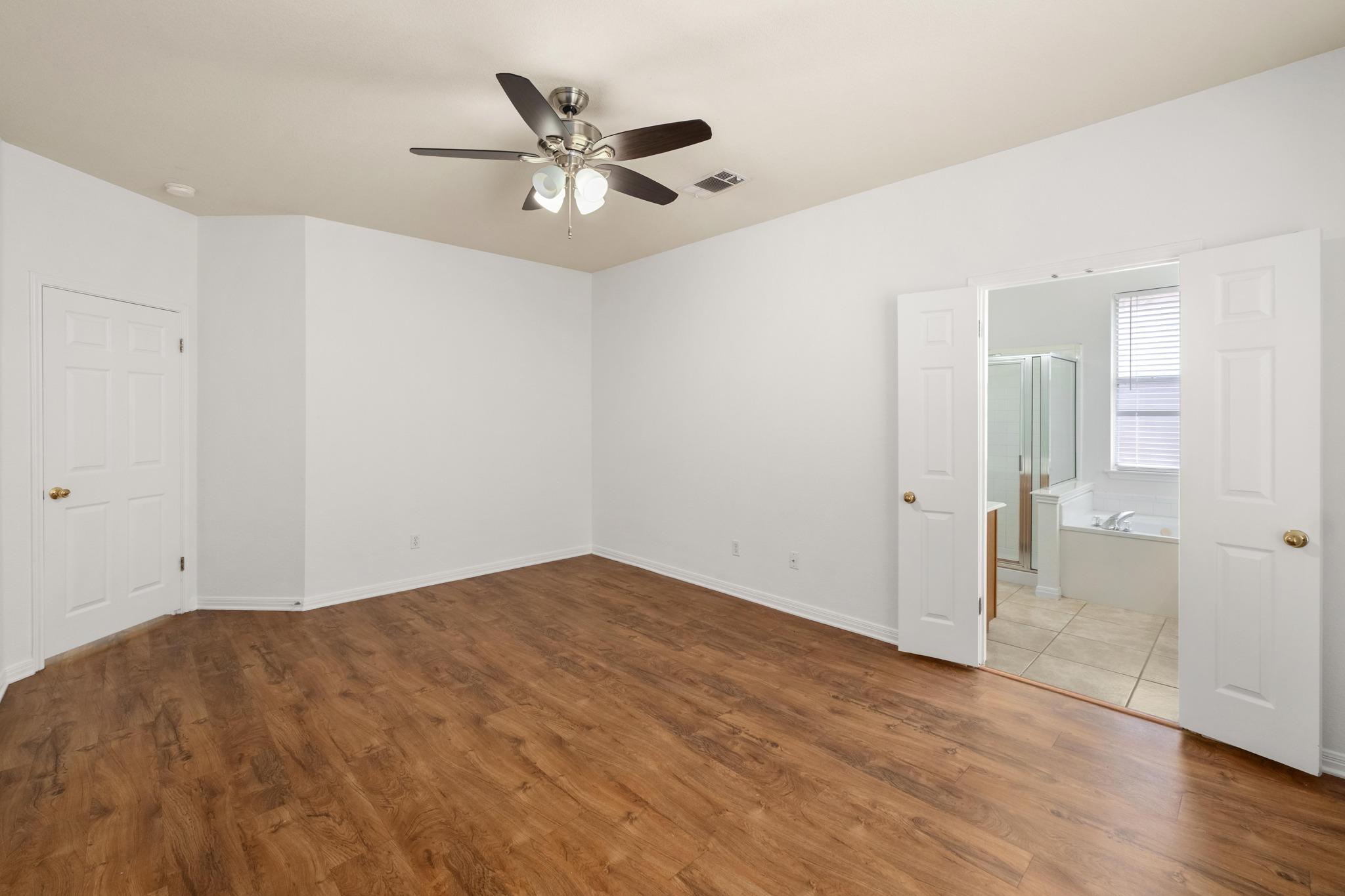 1105 Woodview Dr, Leander, TX 78641