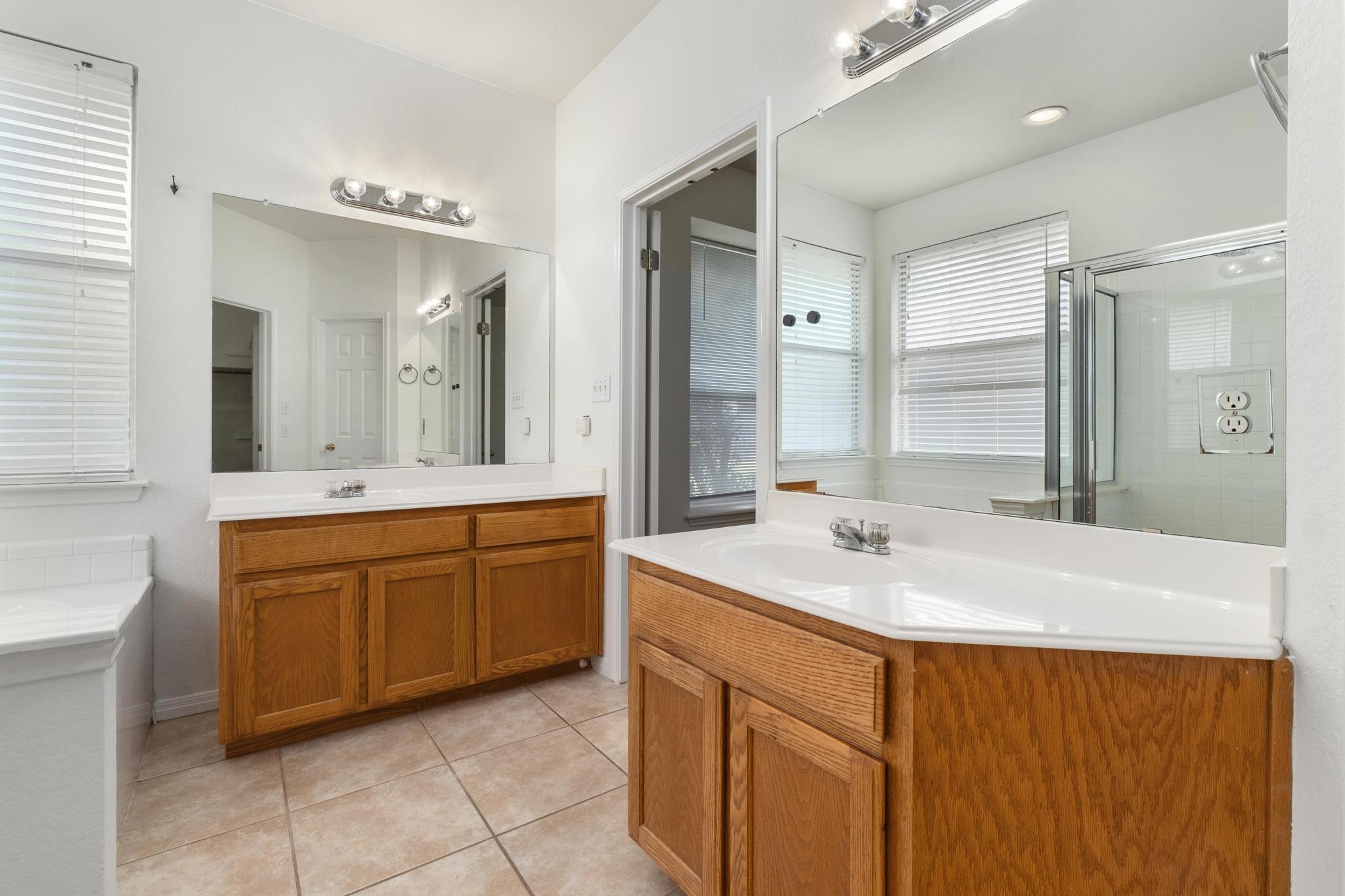 1105 Woodview Dr, Leander, TX 78641