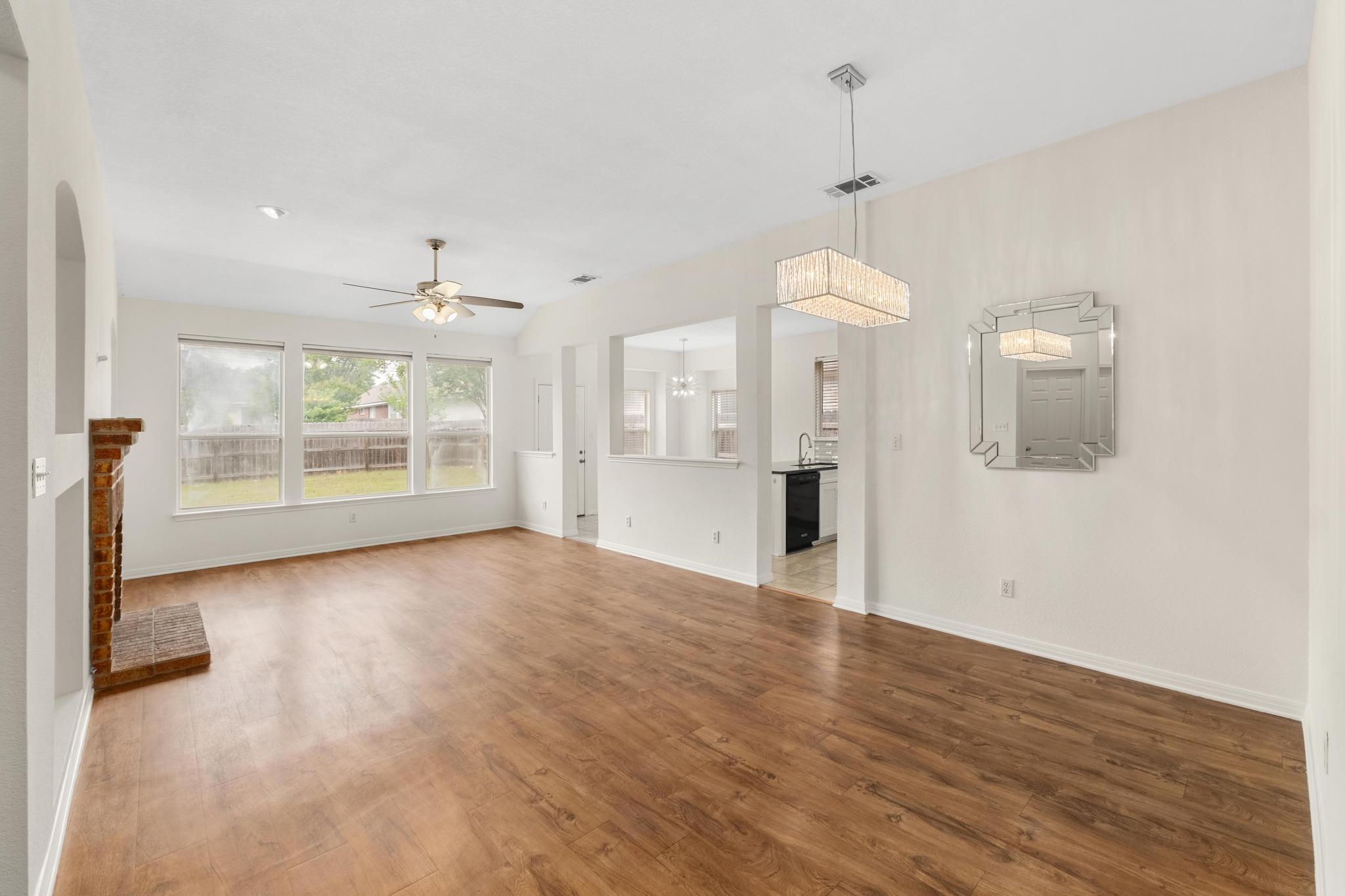 1105 Woodview Dr, Leander, TX 78641