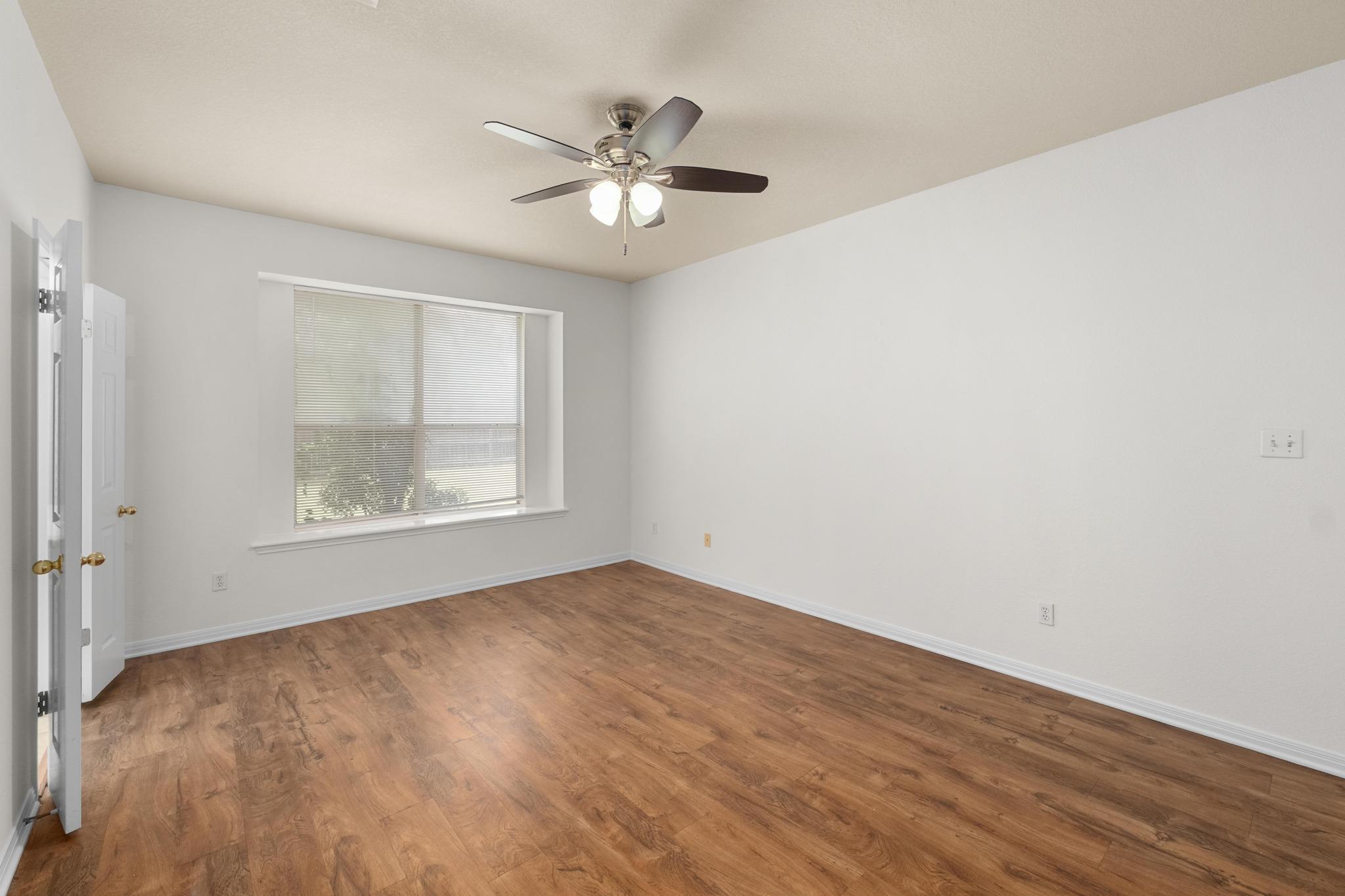 1105 Woodview Dr, Leander, TX 78641