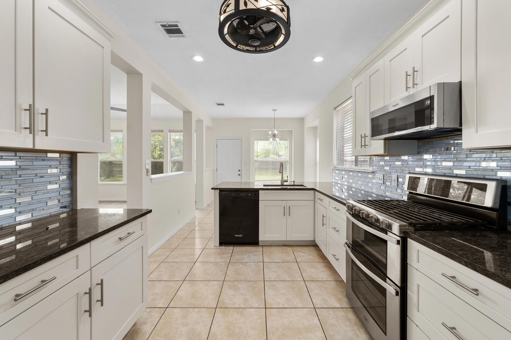 1105 Woodview Dr, Leander, TX 78641