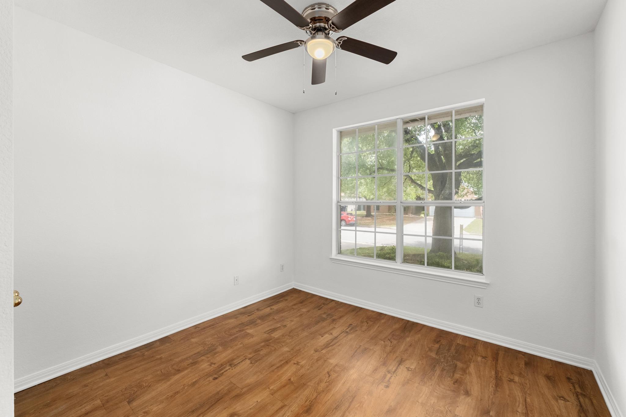 1105 Woodview Dr, Leander, TX 78641