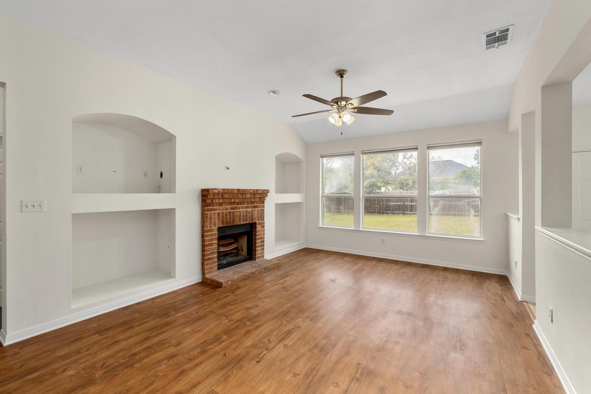 1105 Woodview Dr, Leander, TX 78641