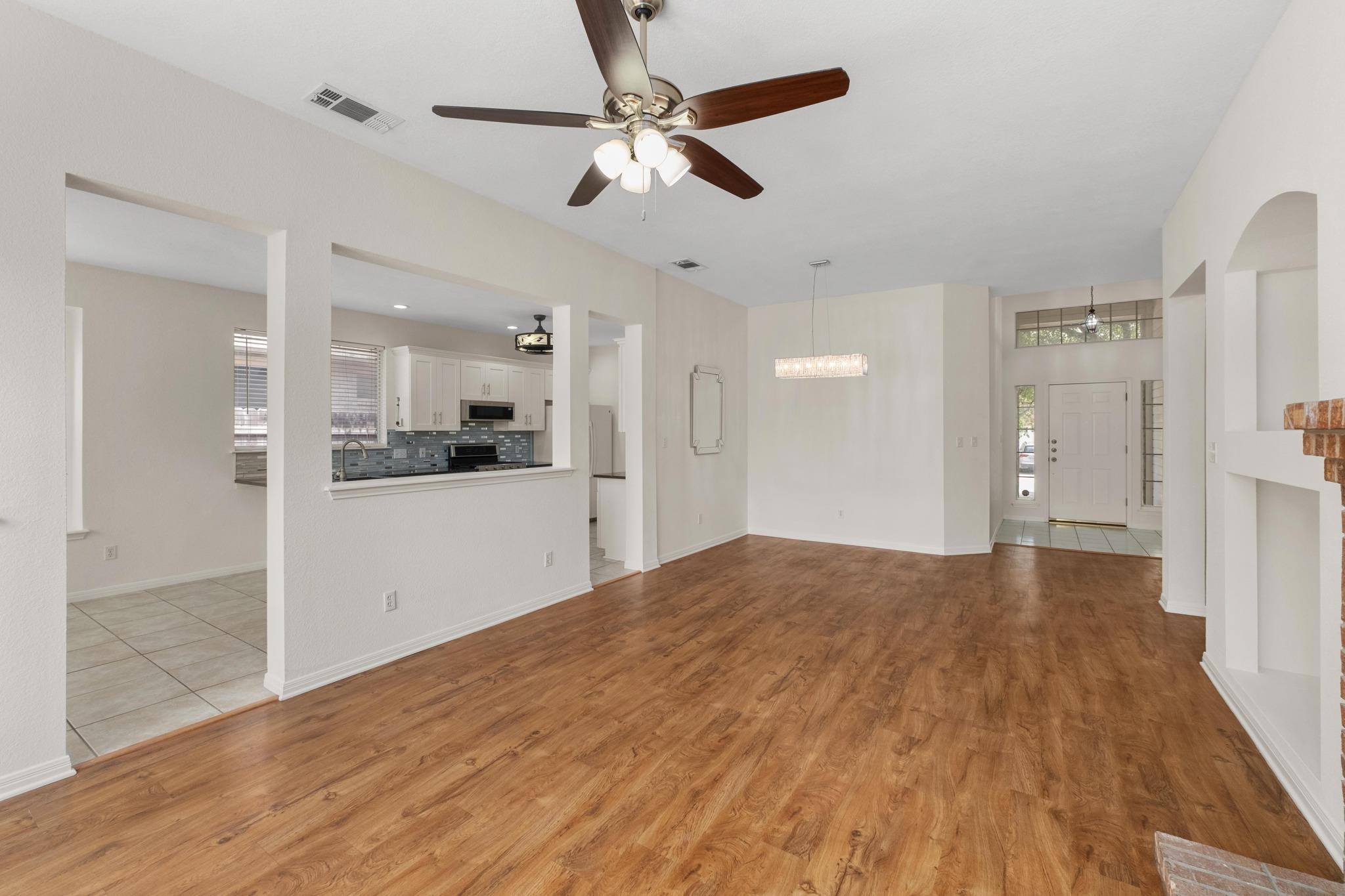 1105 Woodview Dr, Leander, TX 78641