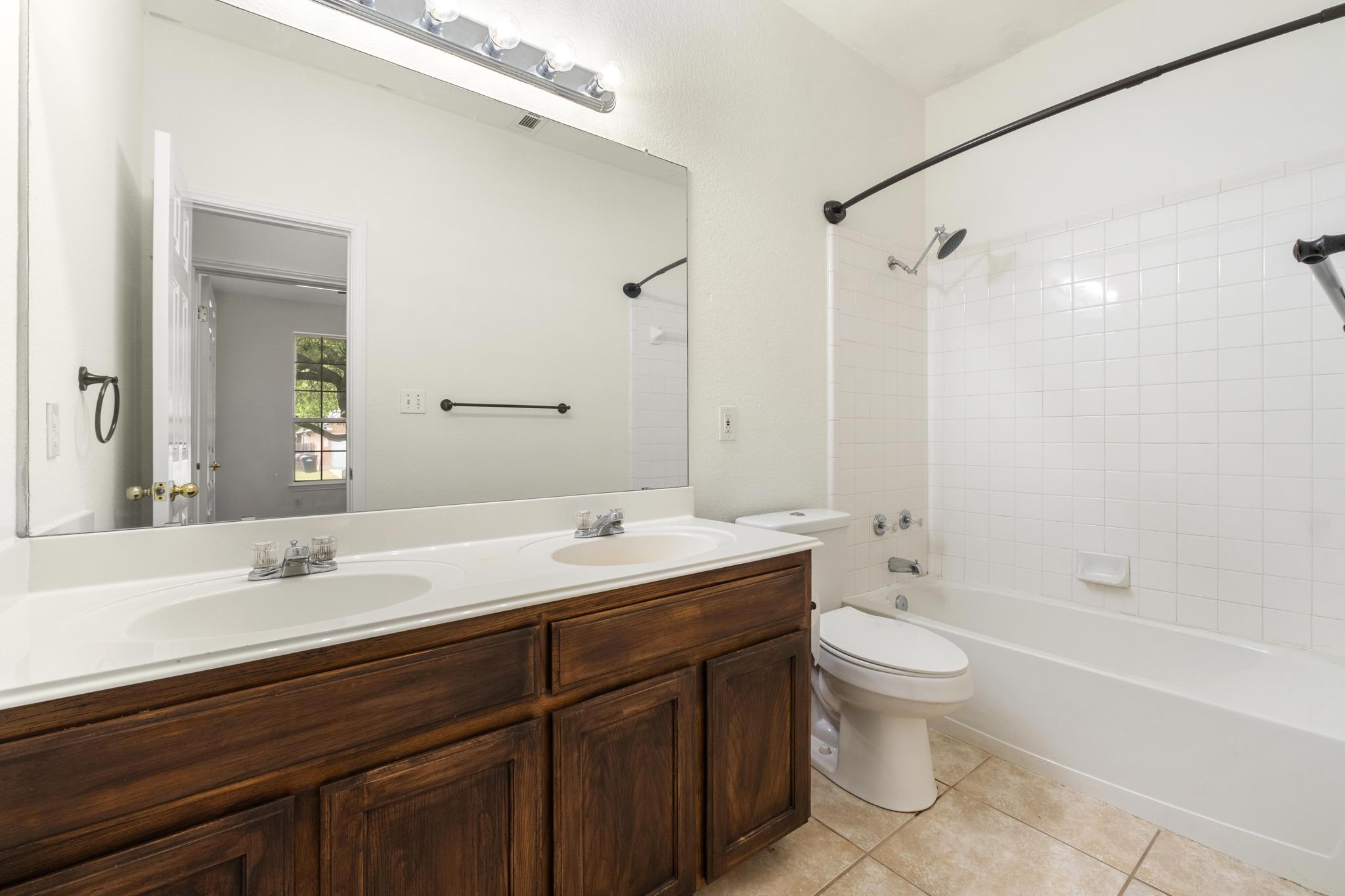 1105 Woodview Dr, Leander, TX 78641