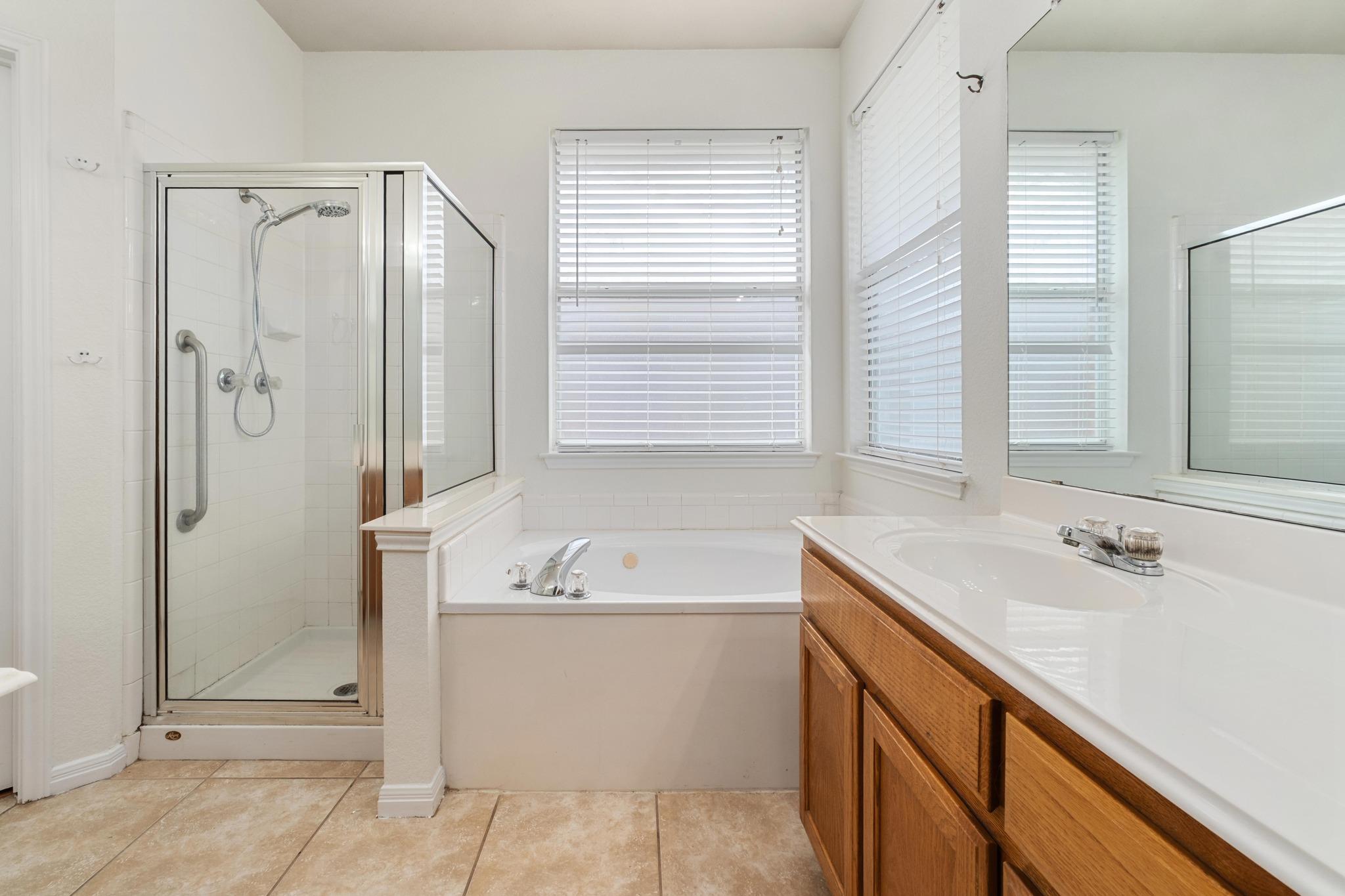 1105 Woodview Dr, Leander, TX 78641