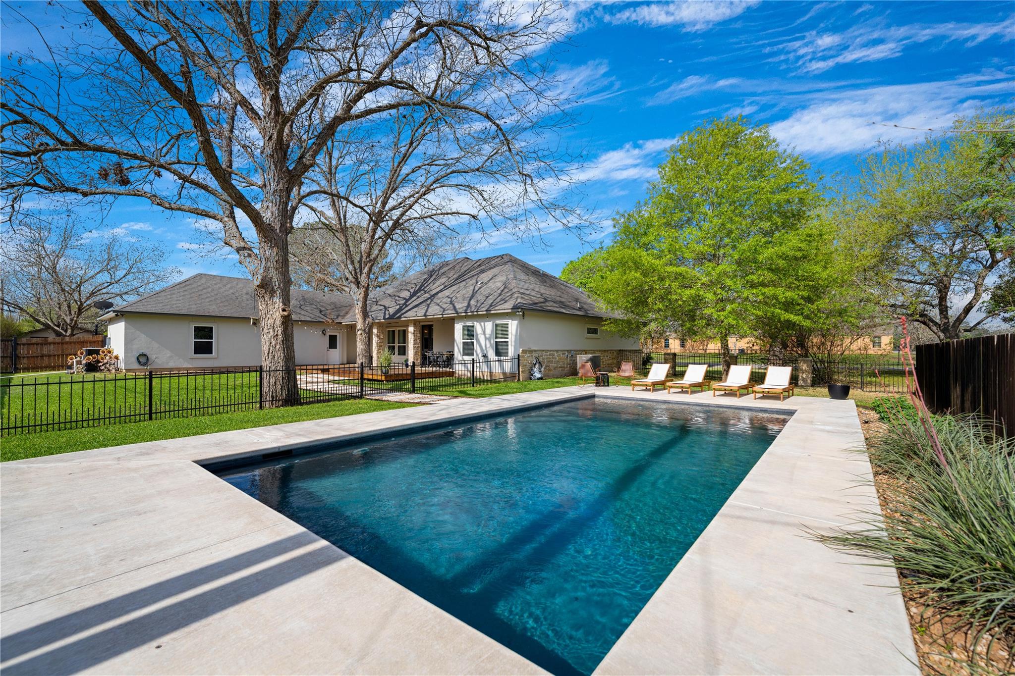 802 Wilkes St, Smithville, TX 78957