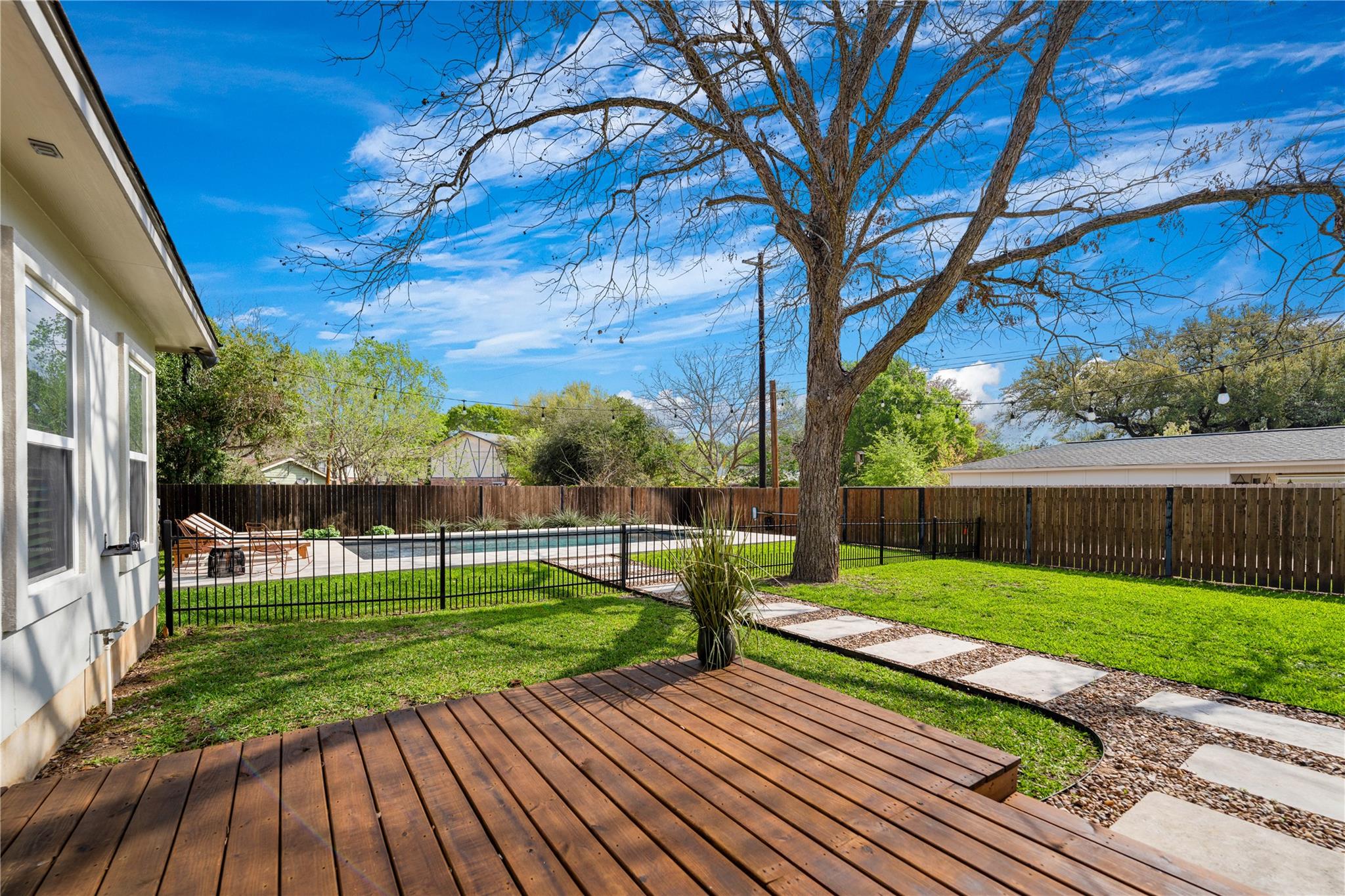 802 Wilkes St, Smithville, TX 78957