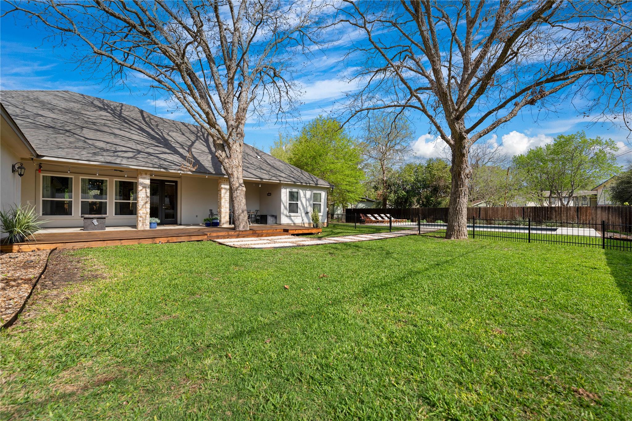 802 Wilkes St, Smithville, TX 78957
