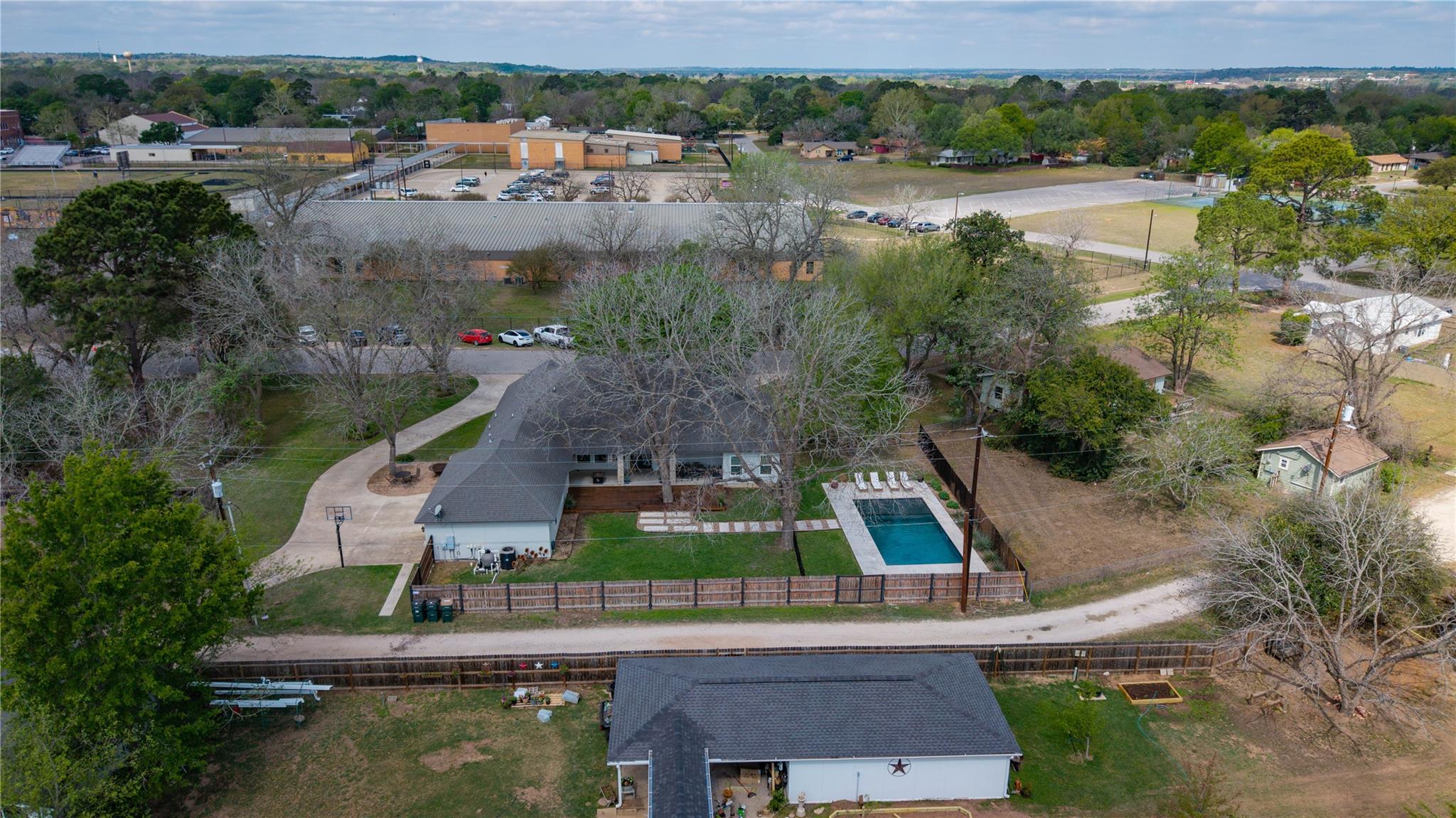 802 Wilkes St, Smithville, TX 78957
