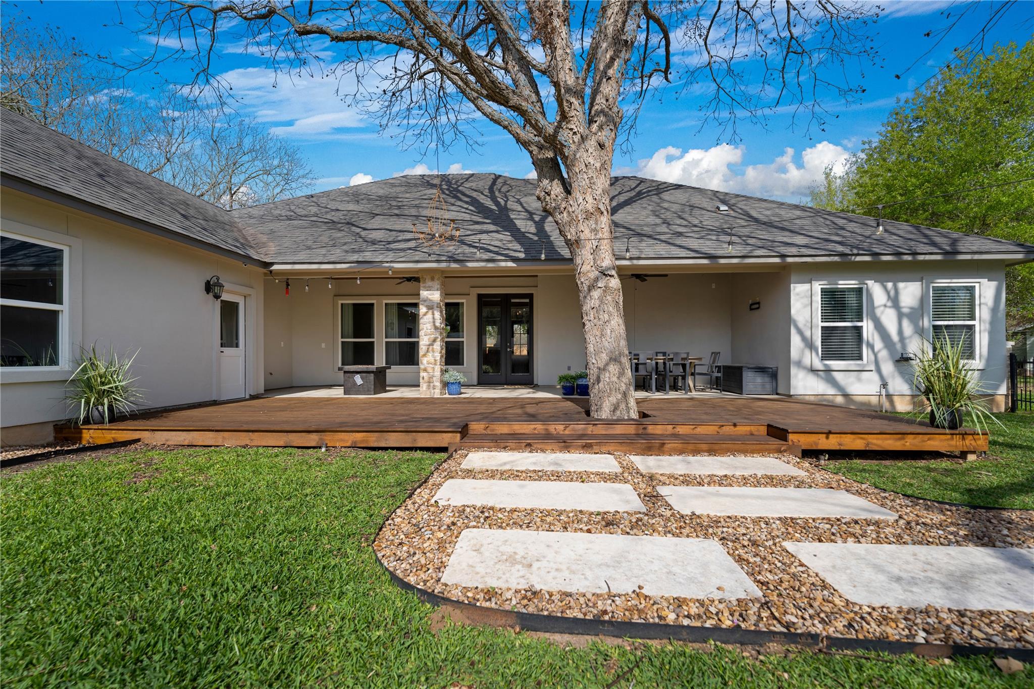 802 Wilkes St, Smithville, TX 78957