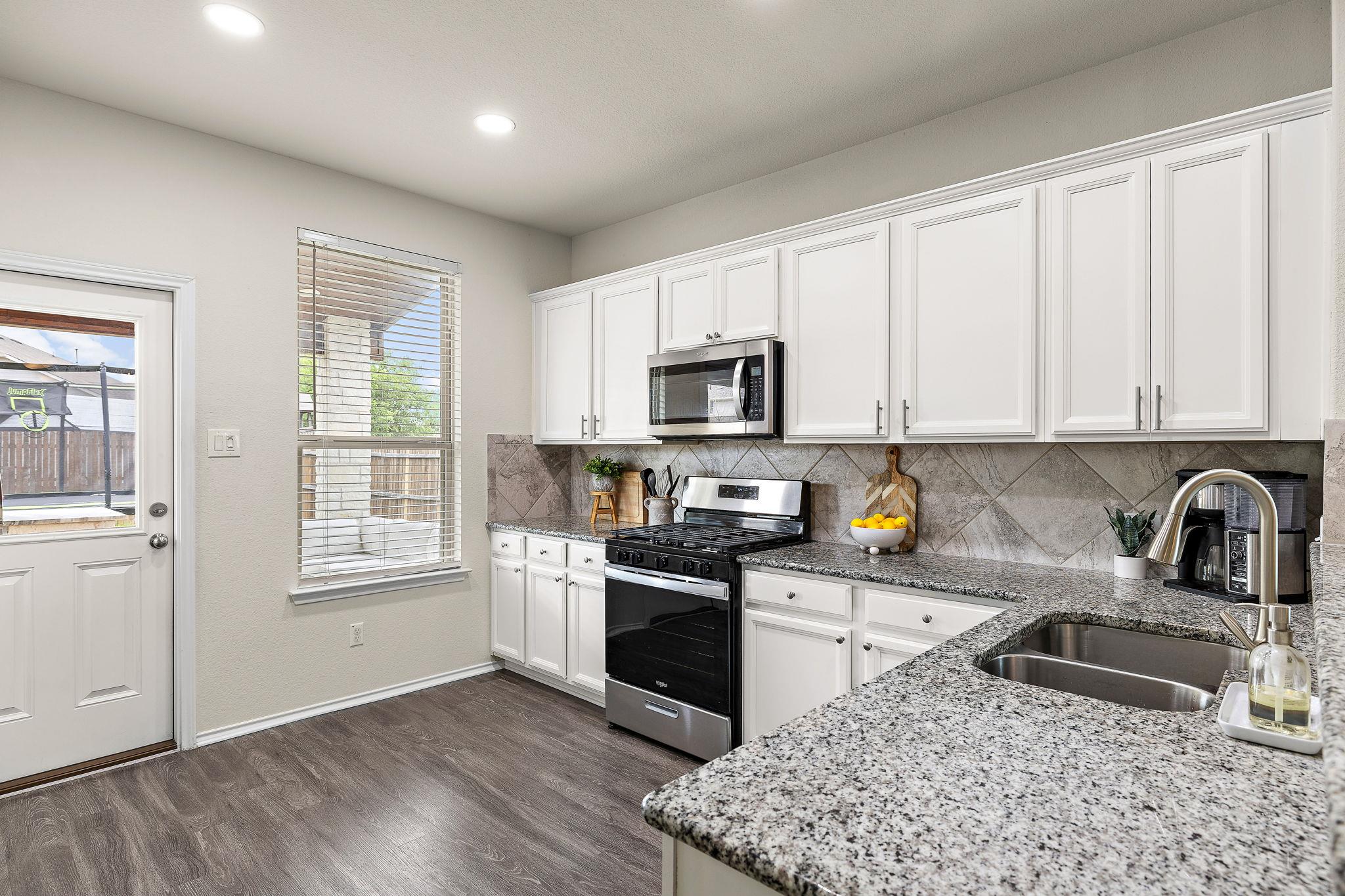 241 La Dera Dr, Liberty Hill, TX 78642