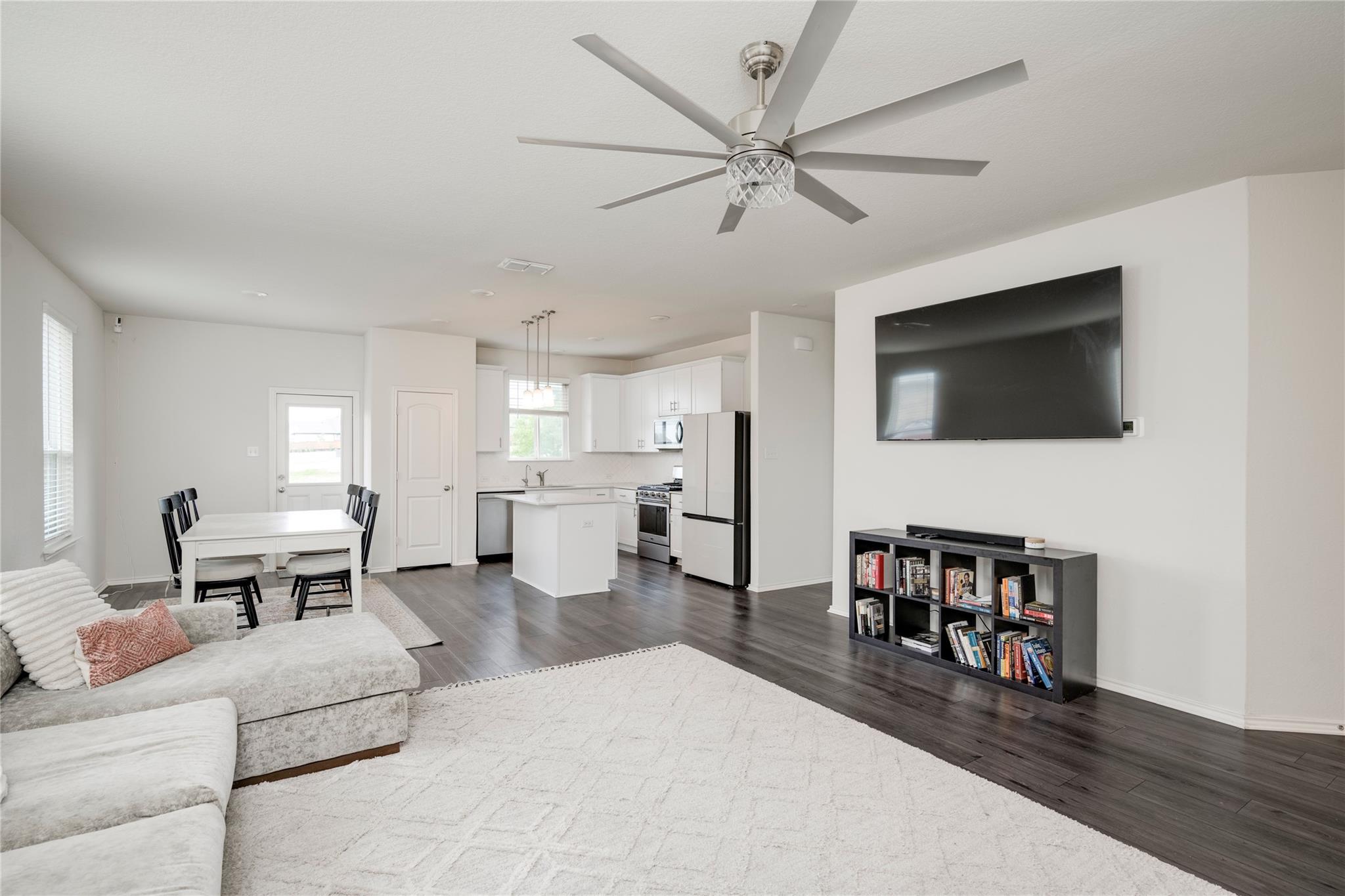 160 Sweetleaf Dr, Buda, TX 78610