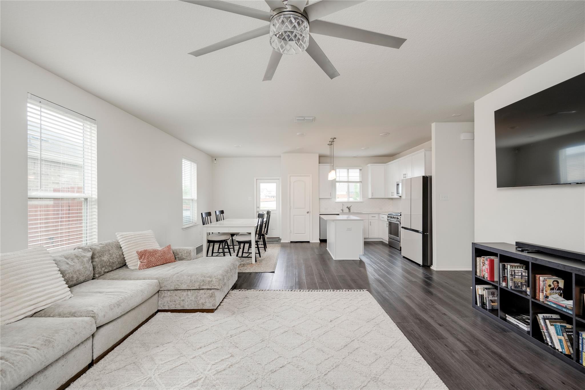 160 Sweetleaf Dr, Buda, TX 78610