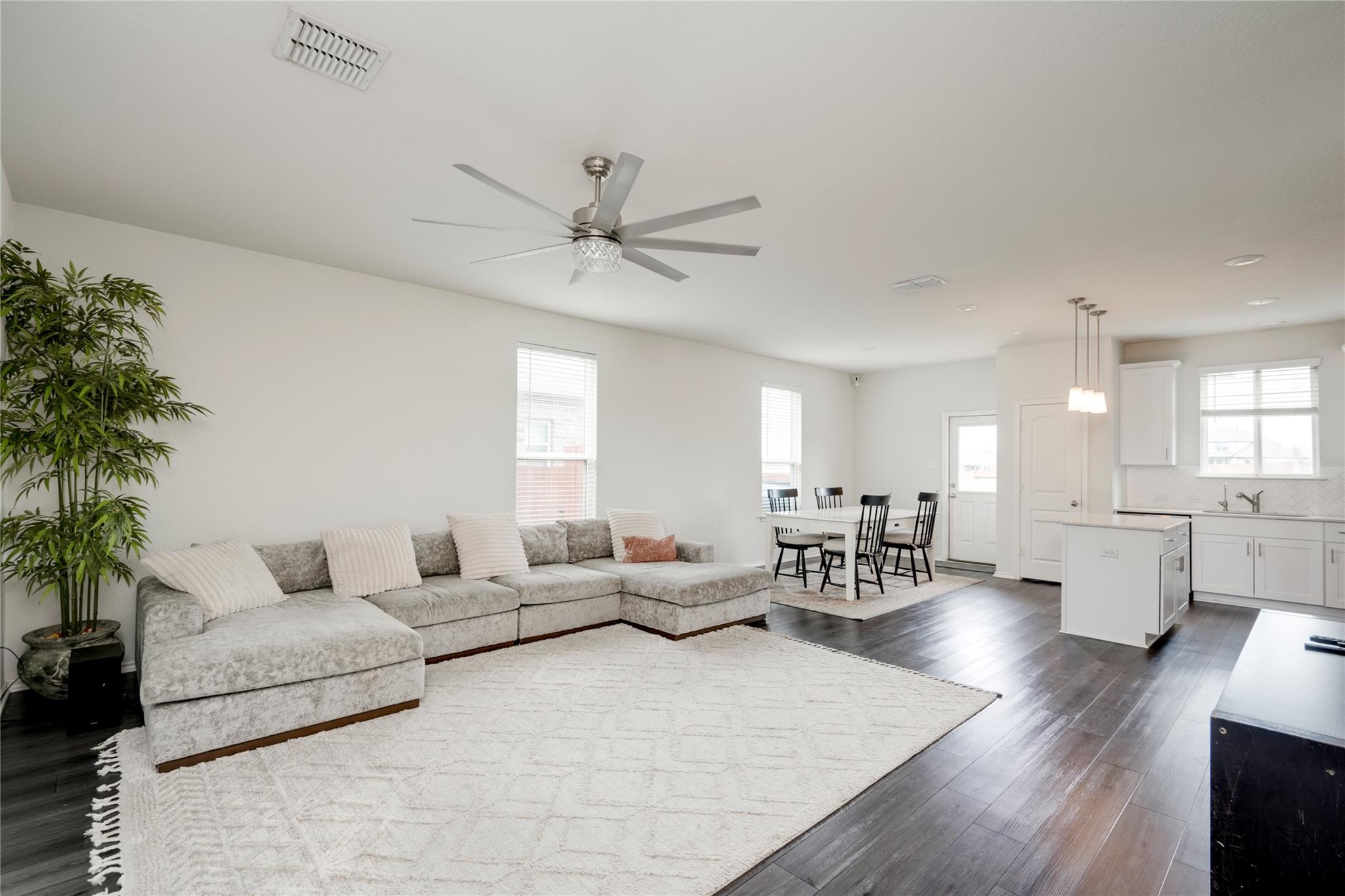 160 Sweetleaf Dr, Buda, TX 78610