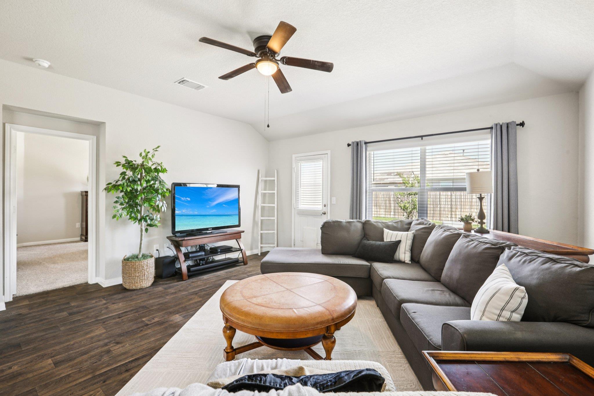 102 Harlan Dr, Hutto, TX 78634