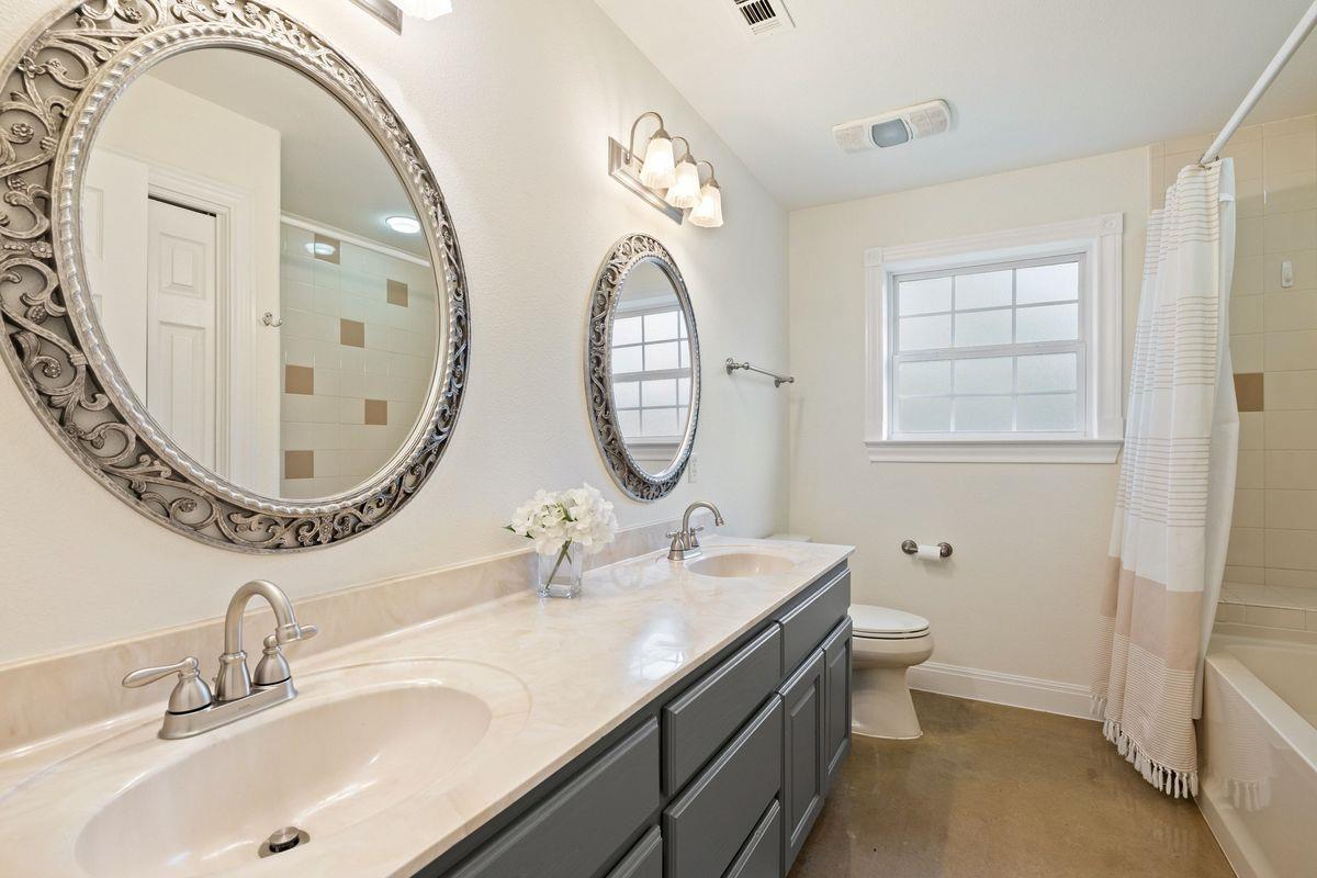 744 W Bartlett Dr, Buda, TX 78610