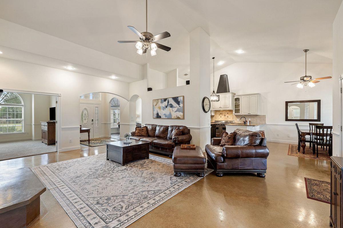 744 W Bartlett Dr, Buda, TX 78610