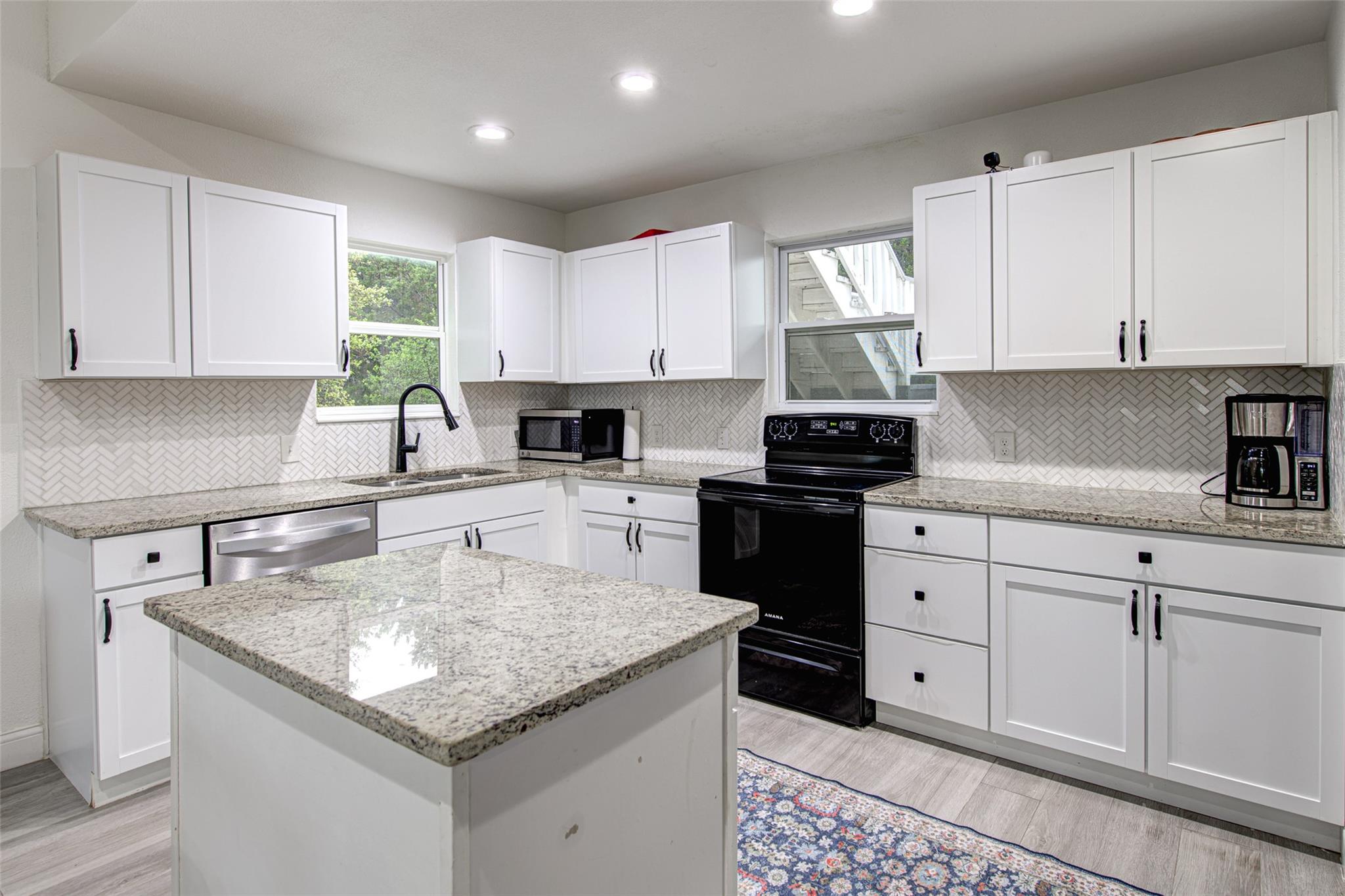 428 Seawind St, Lakeway, TX 78734