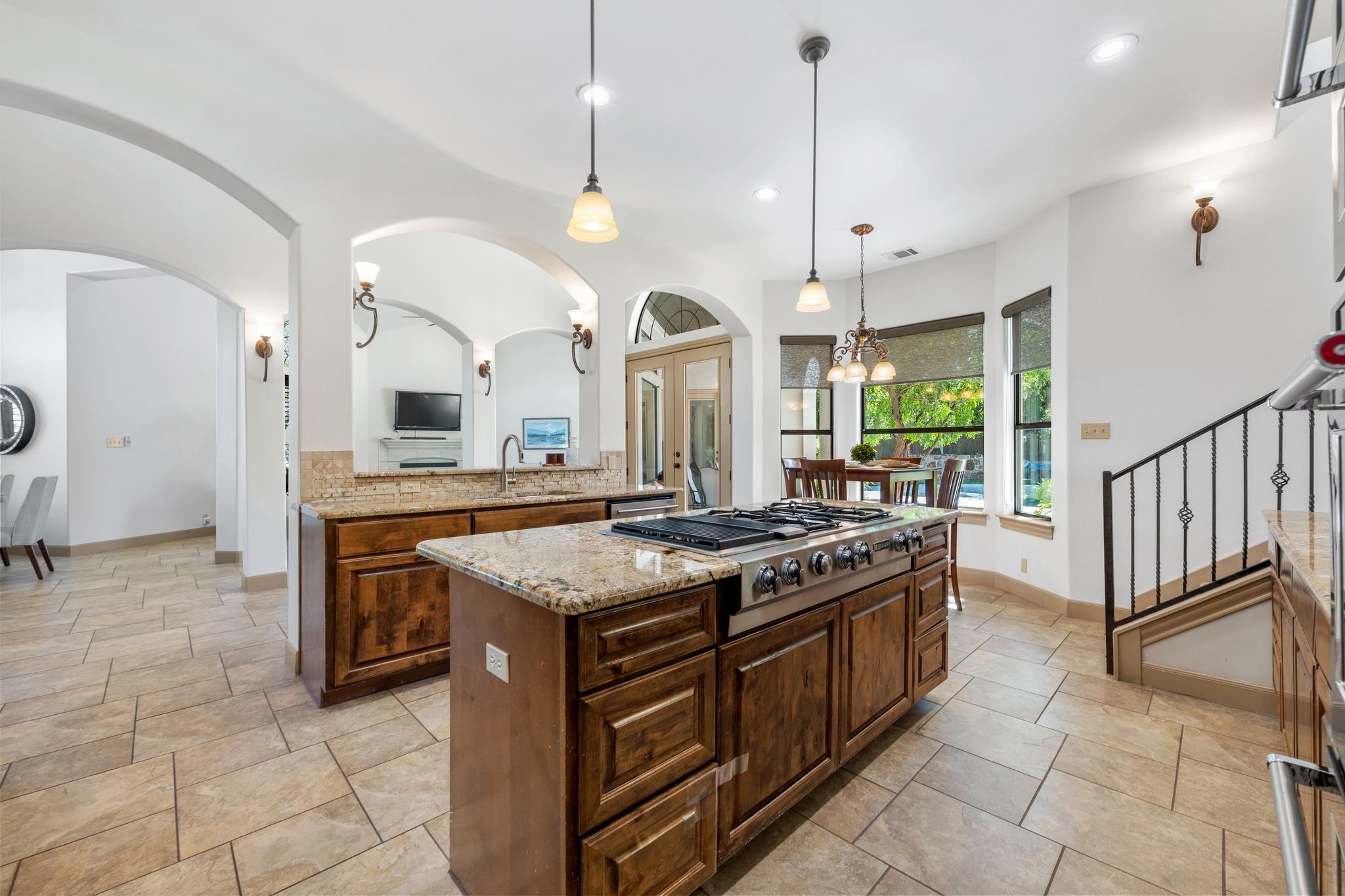 402 Zephyr St, Lakeway, TX 78734