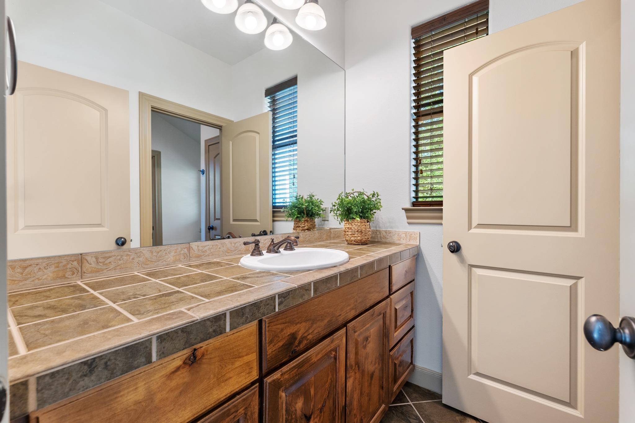 402 Zephyr St, Lakeway, TX 78734