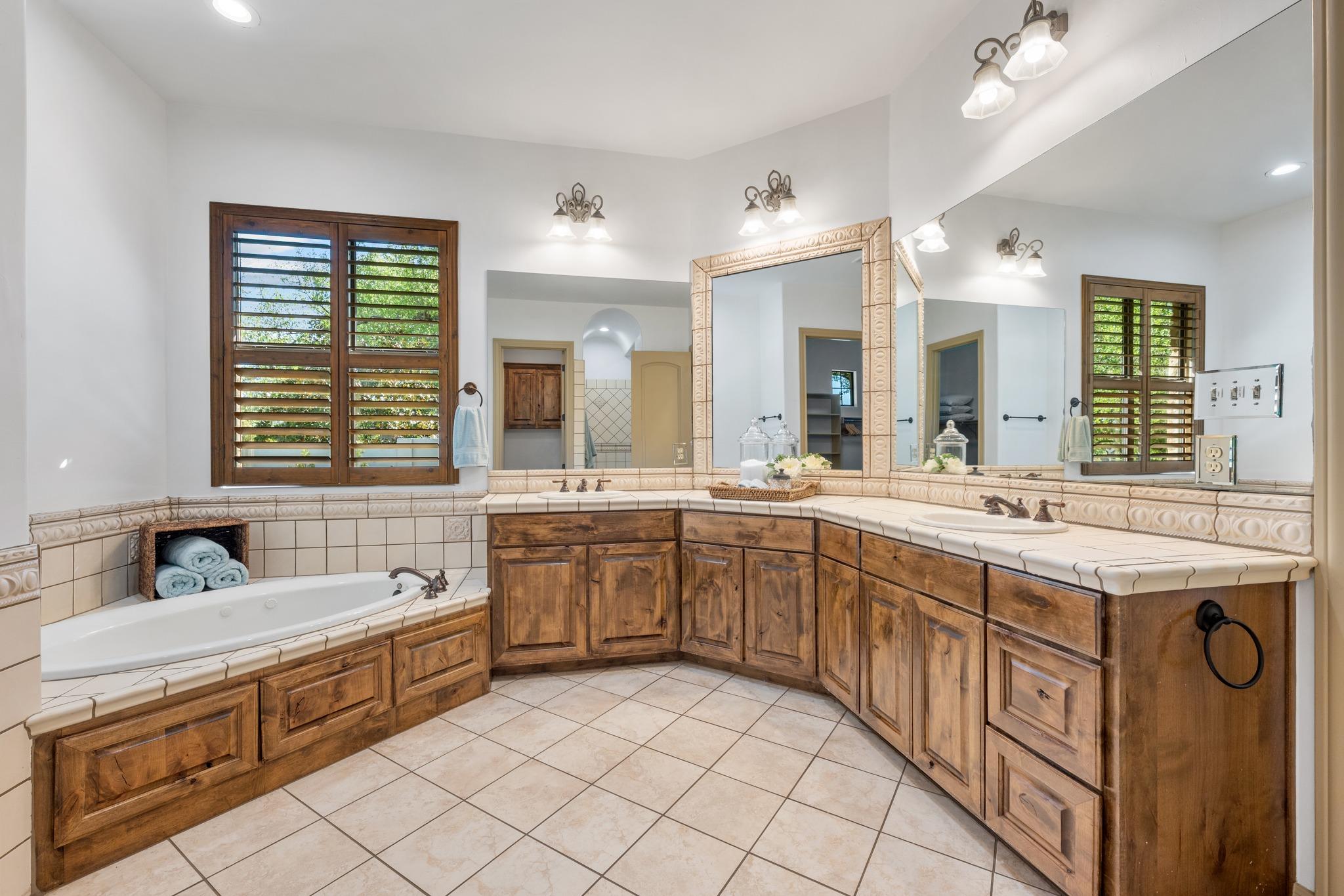 402 Zephyr St, Lakeway, TX 78734