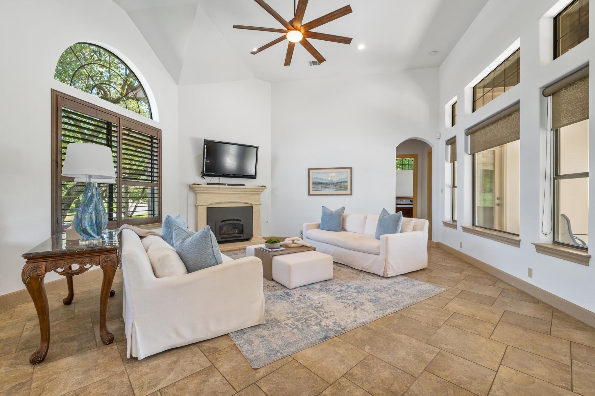 402 Zephyr St, Lakeway, TX 78734