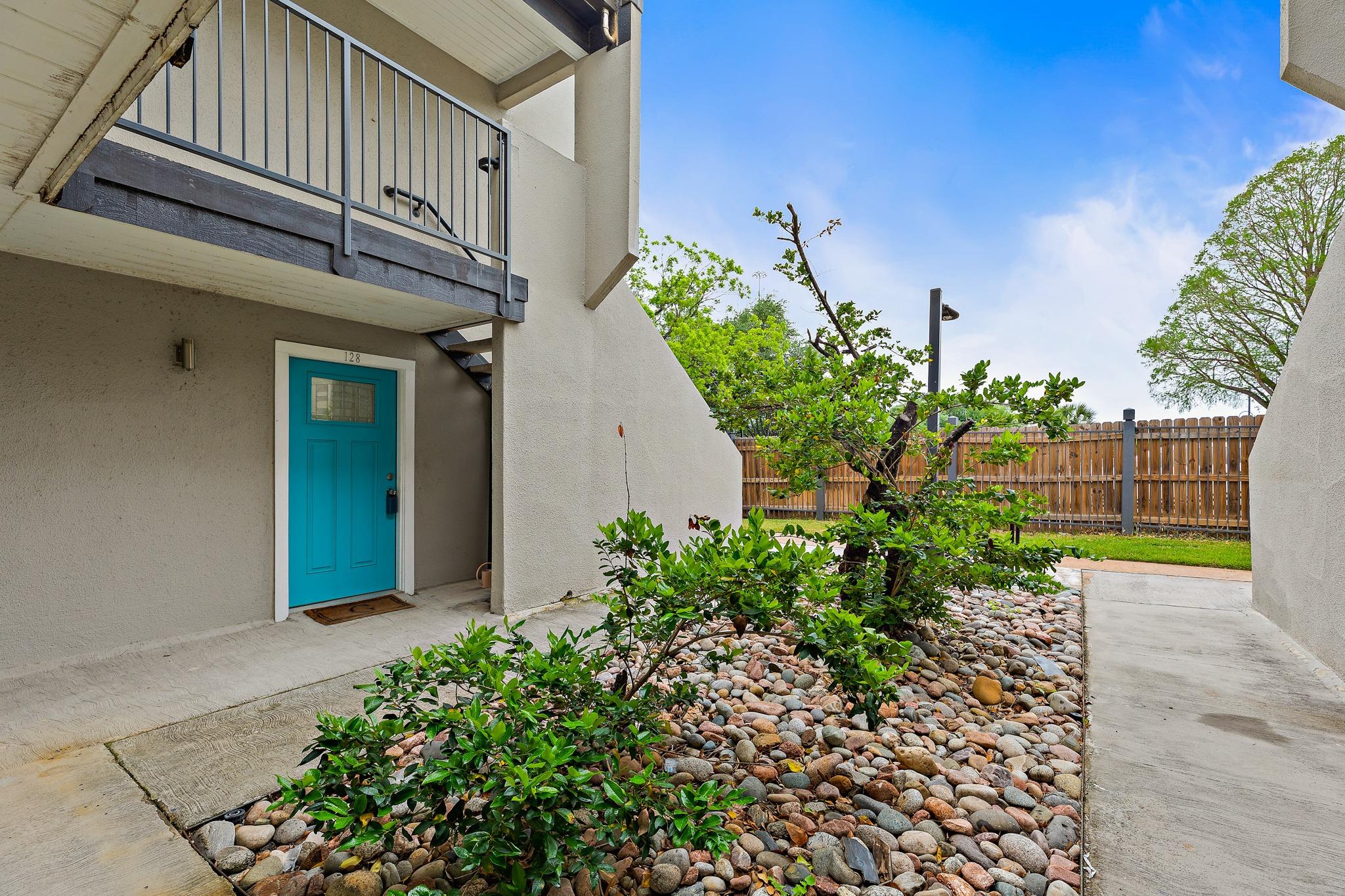 935 La Posada Dr # 128, Austin, TX 78752