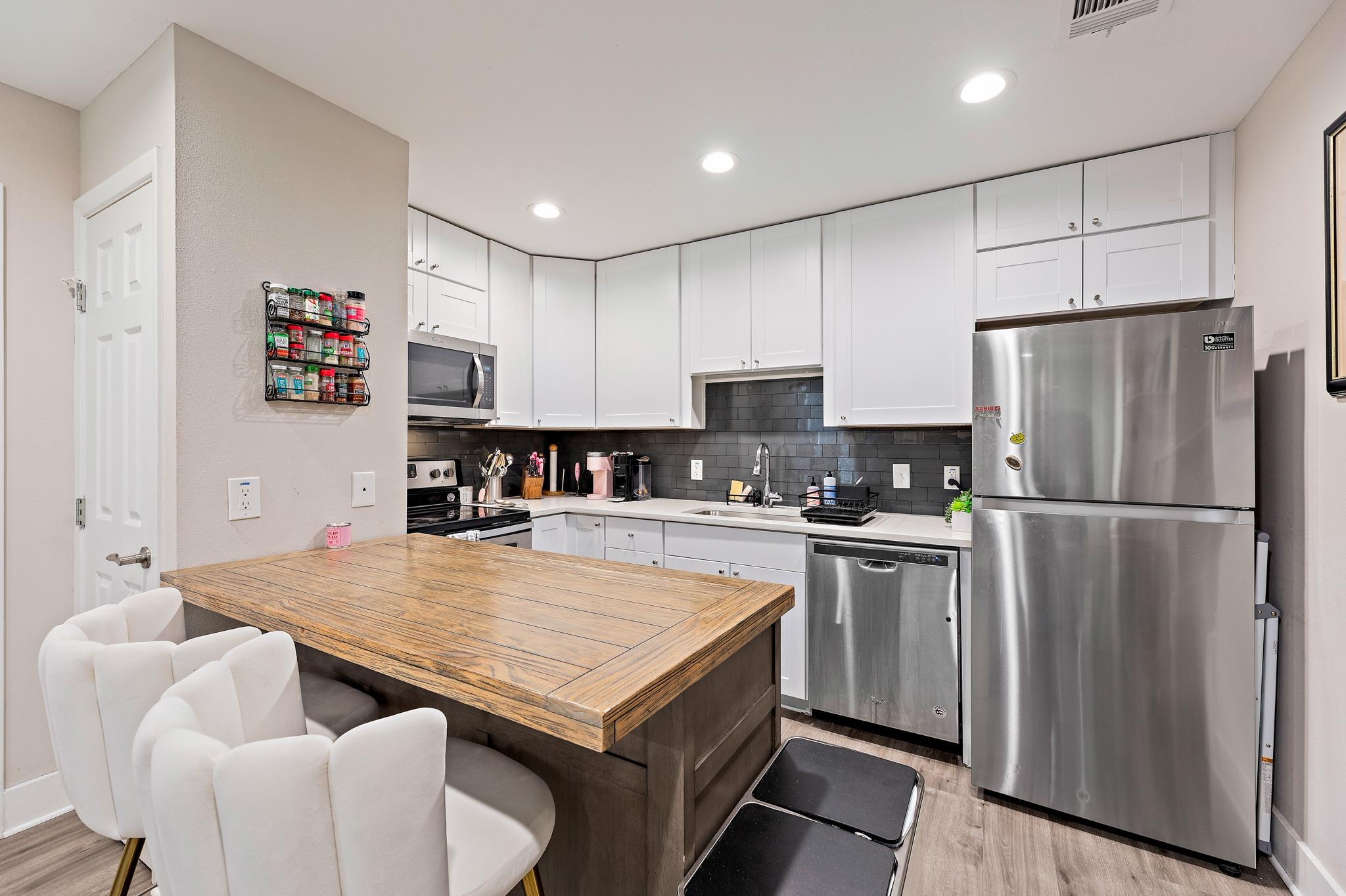 935 La Posada Dr # 128, Austin, TX 78752