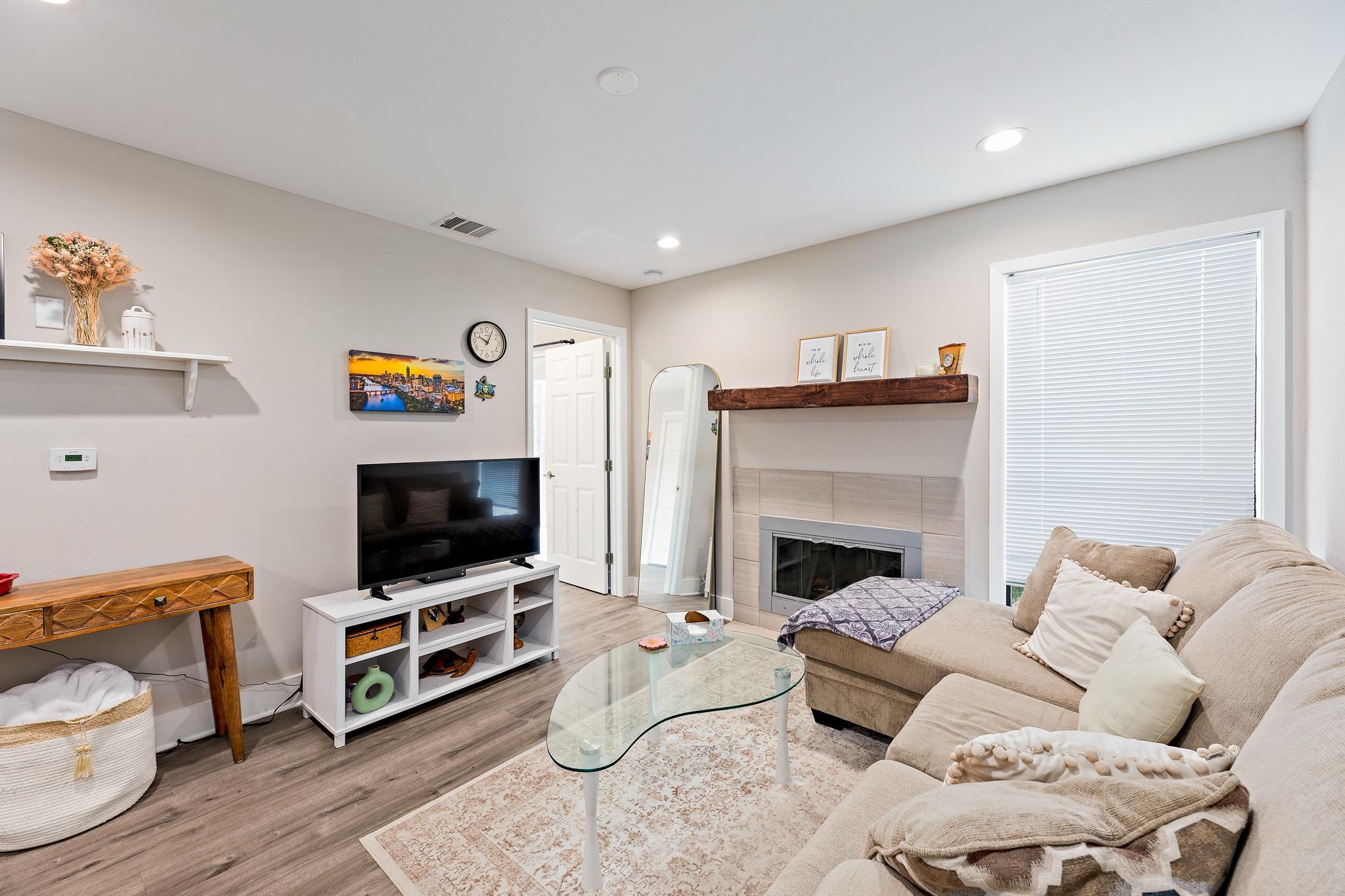 935 La Posada Dr # 128, Austin, TX 78752