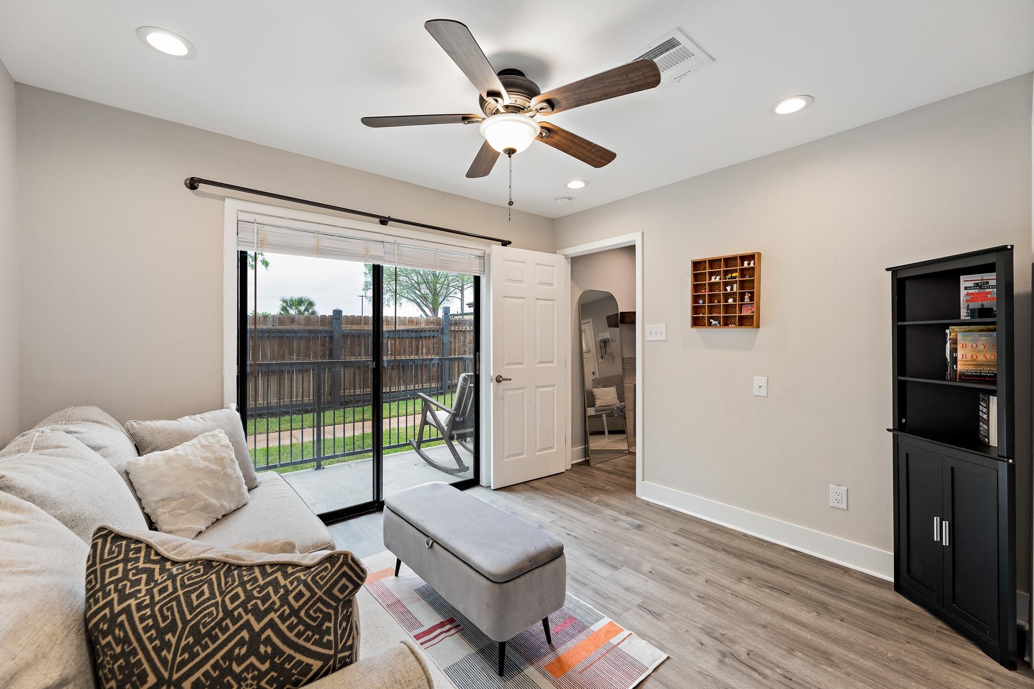 935 La Posada Dr # 128, Austin, TX 78752