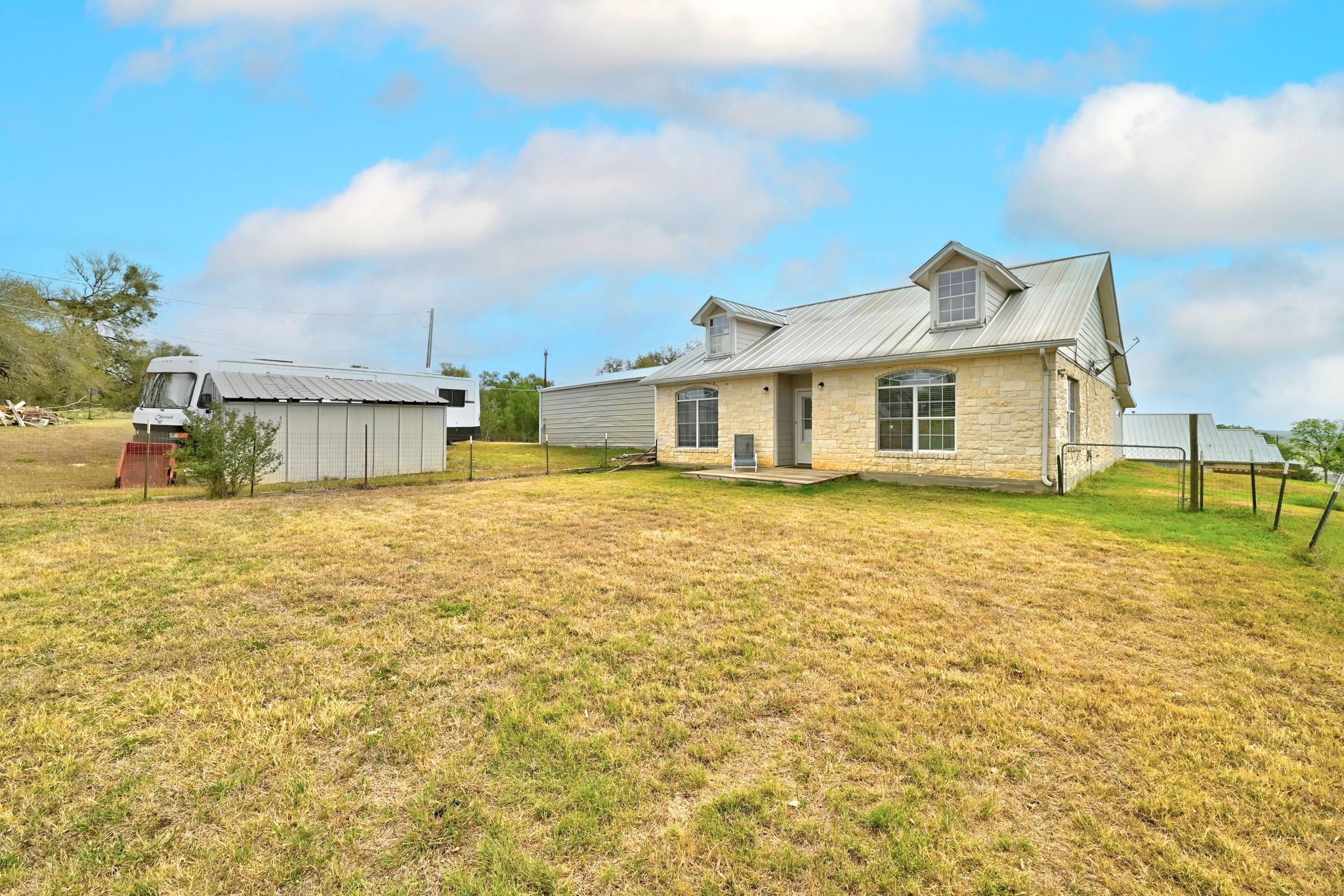 127 Klbj Rd, Smithville, TX 78957
