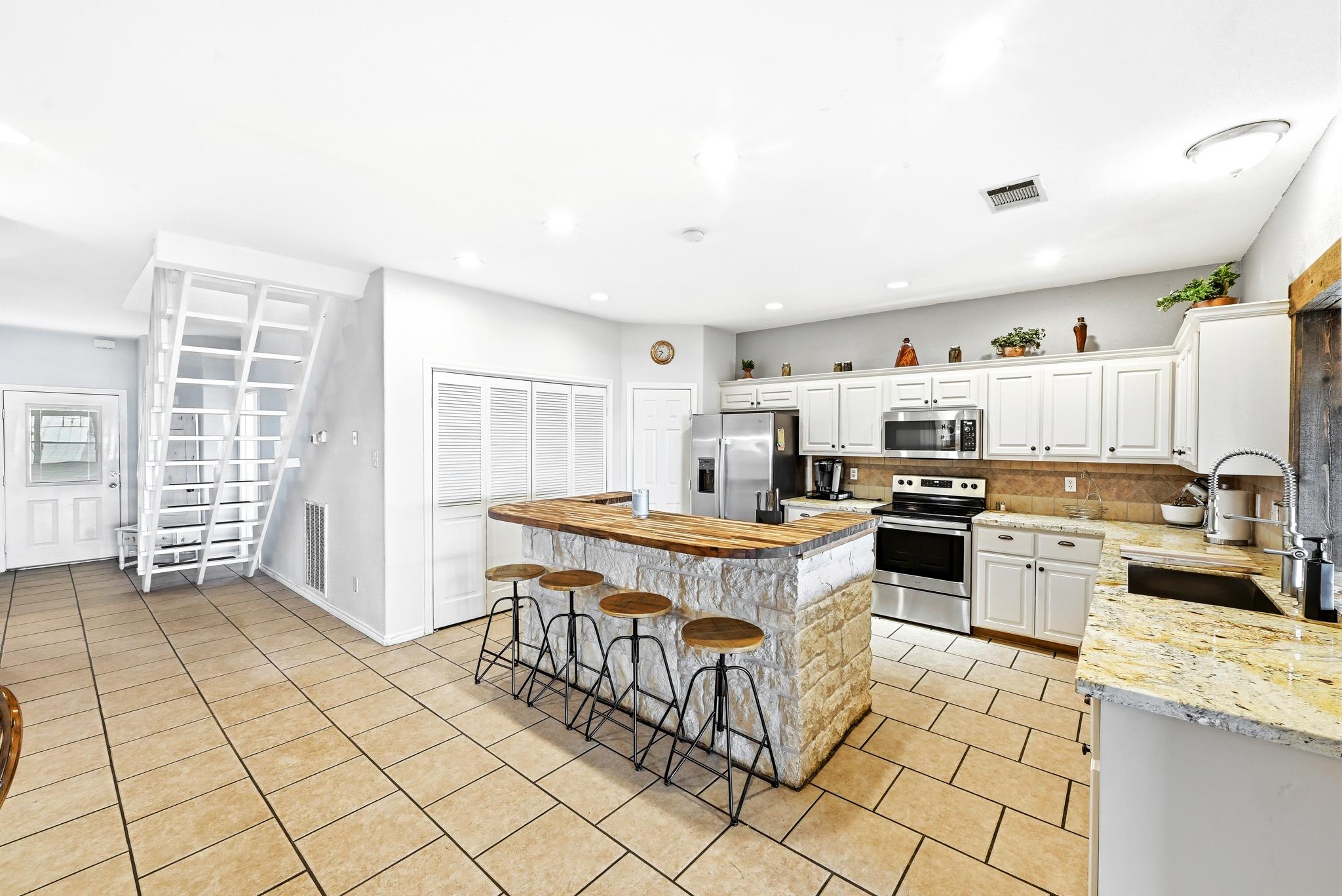 127 Klbj Rd, Smithville, TX 78957