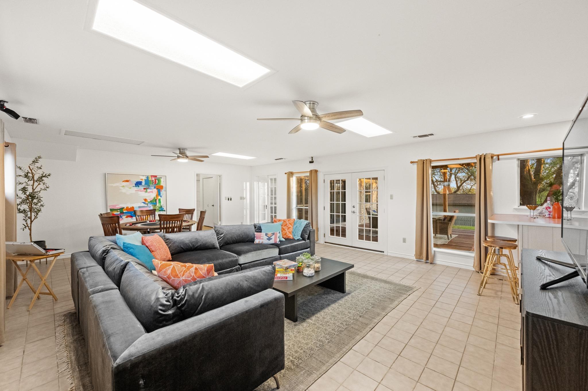 8400 Candelaria Dr, Austin, TX 78737