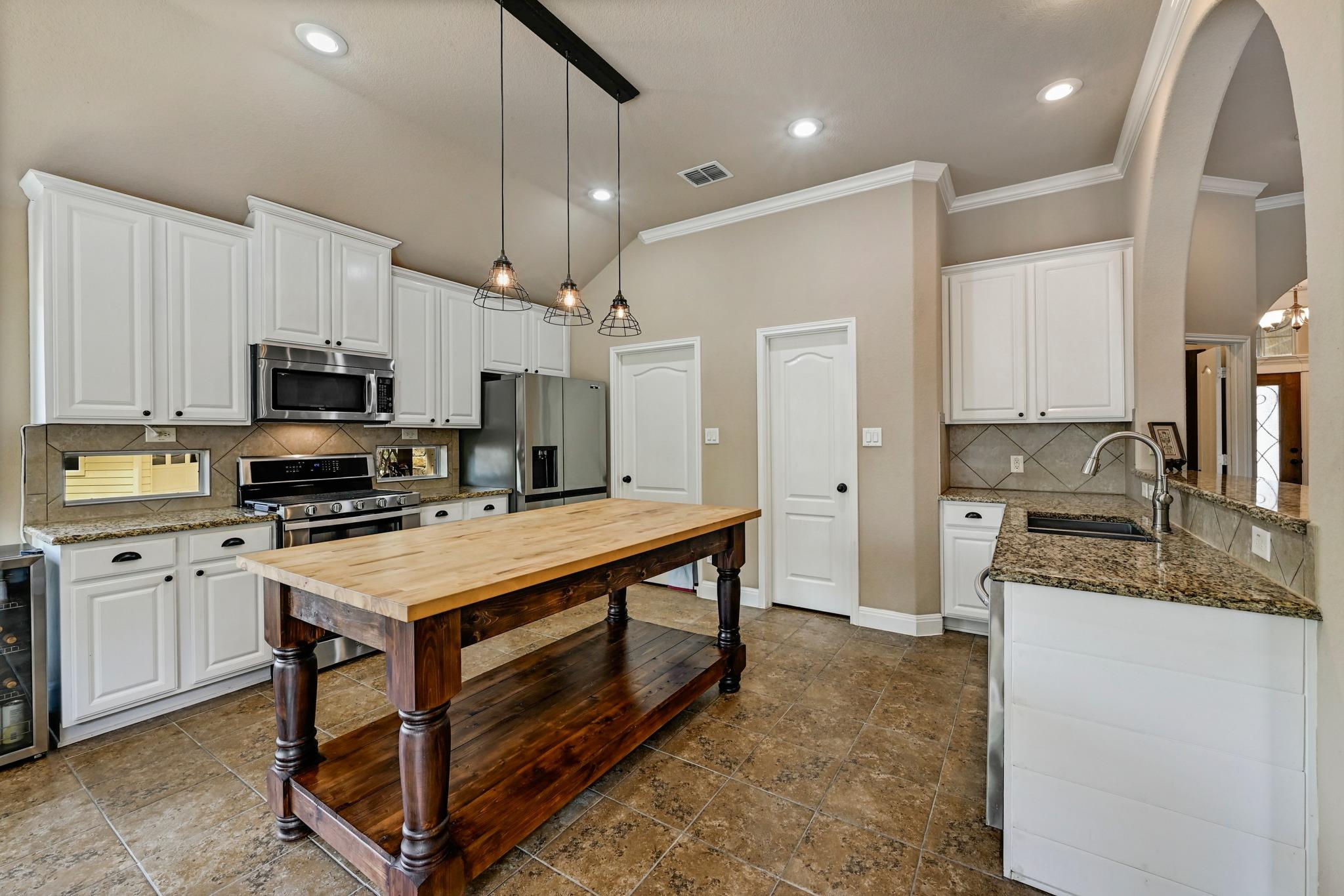 615 Mountain Crest Dr, Wimberley, TX 78676