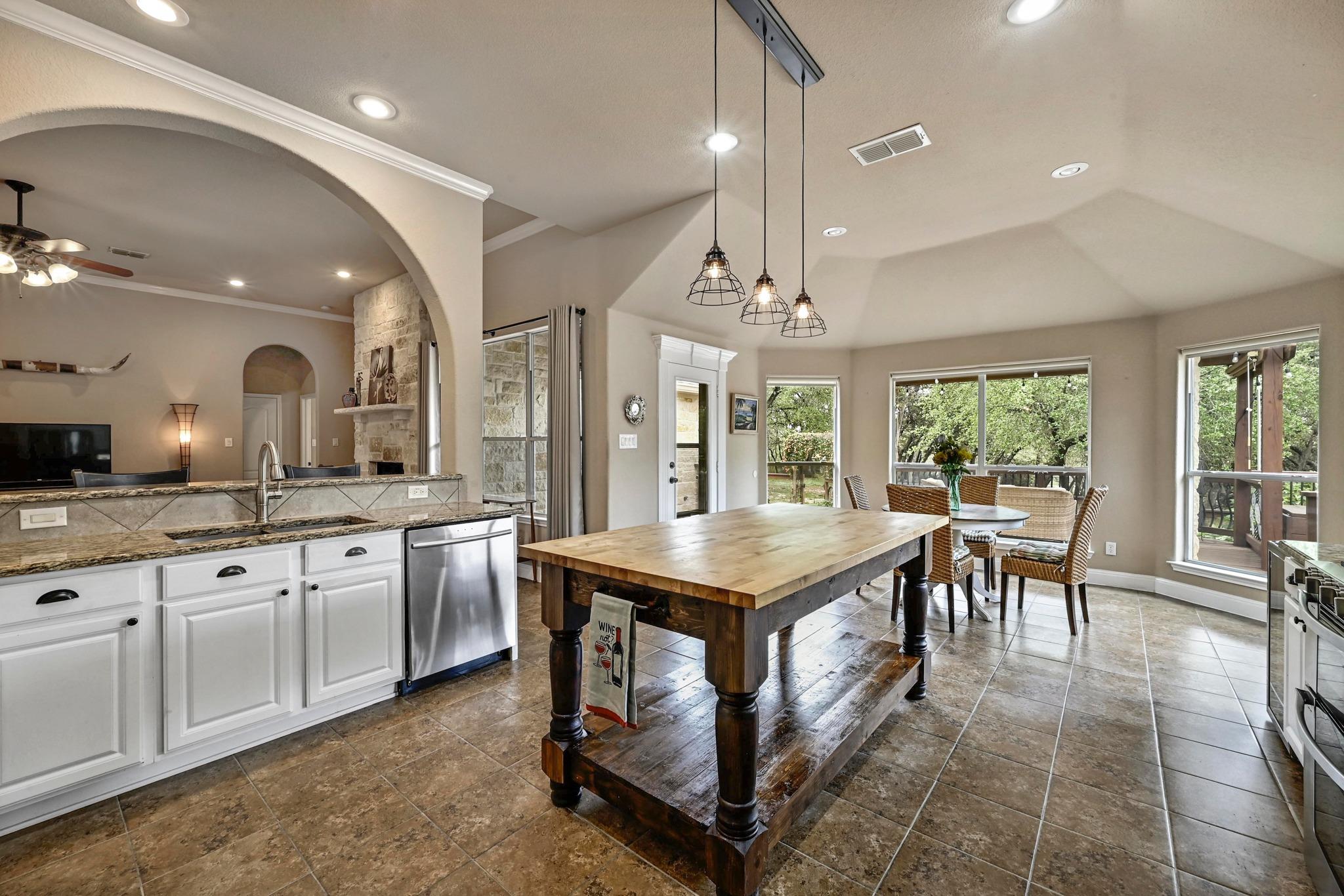 615 Mountain Crest Dr, Wimberley, TX 78676