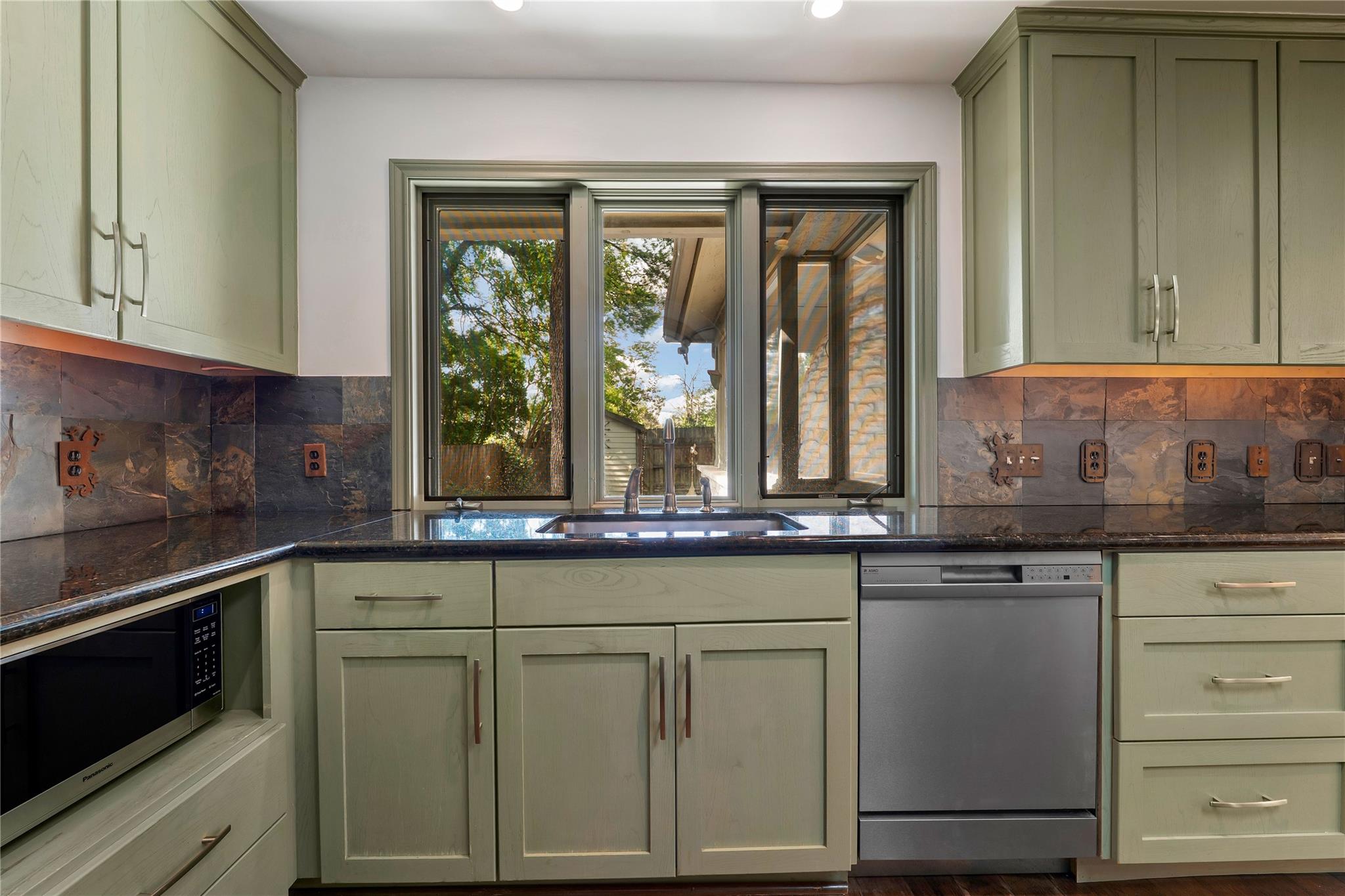 2112 Wychwood Dr, Austin, TX 78746