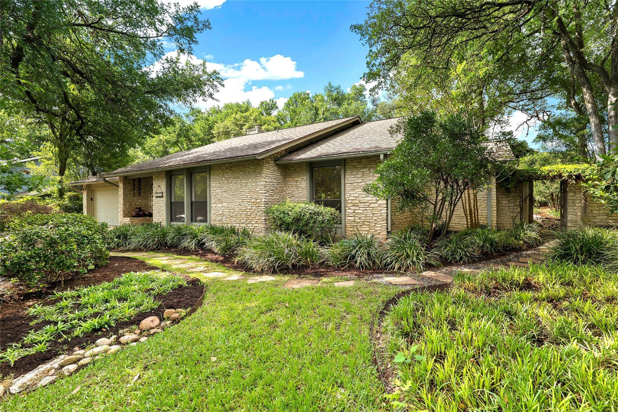 2112 Wychwood Dr, Austin, TX 78746