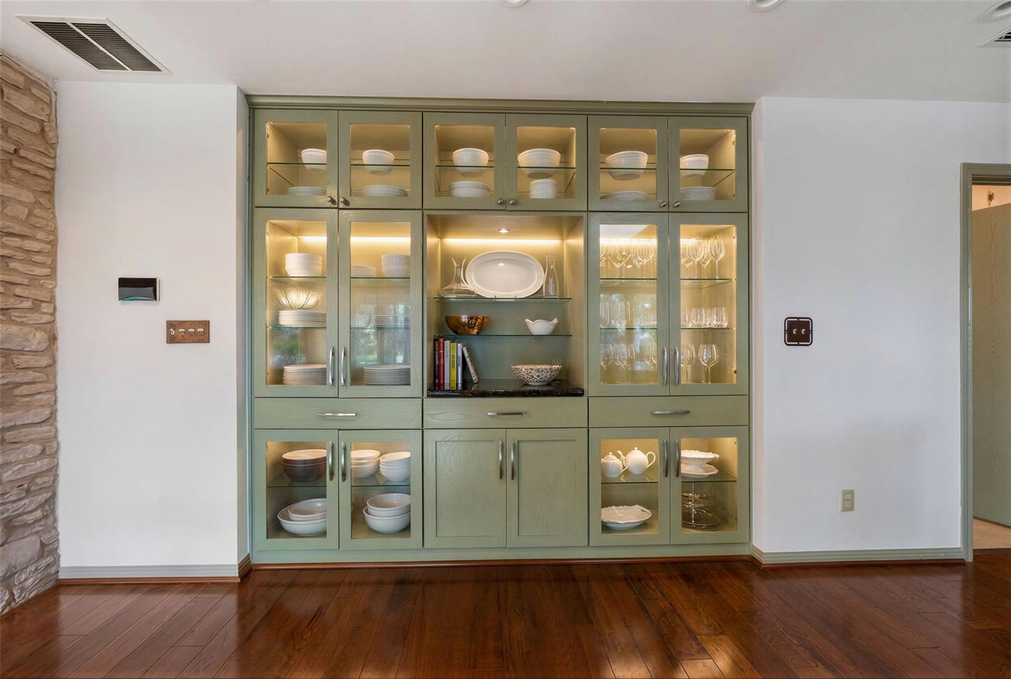 2112 Wychwood Dr, Austin, TX 78746