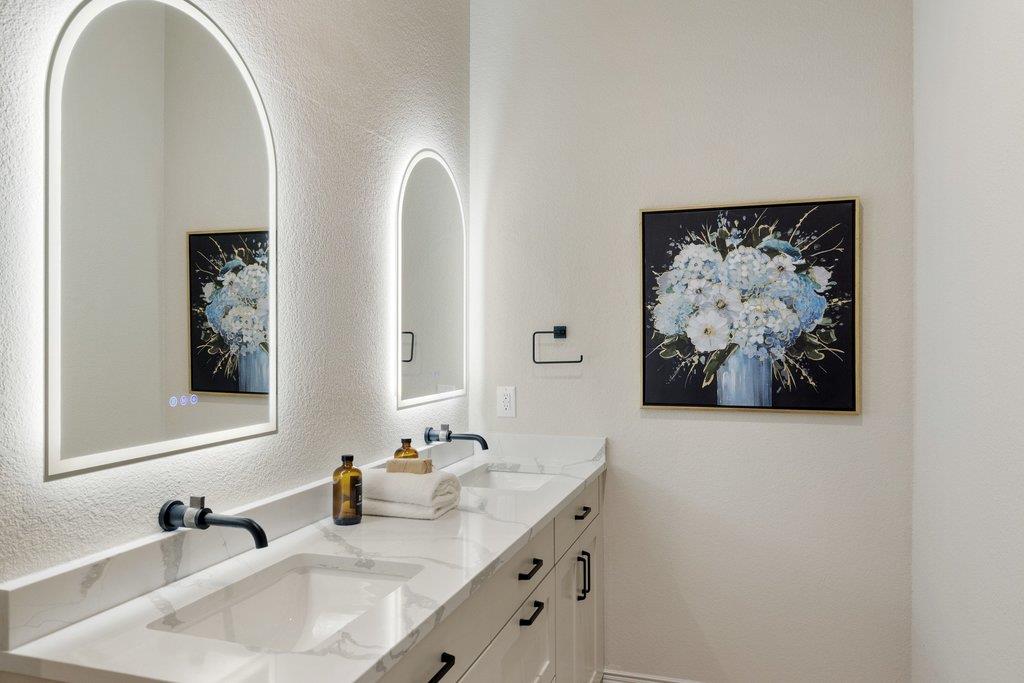 999 Enchanted Oaks Dr, Driftwood, TX 78619