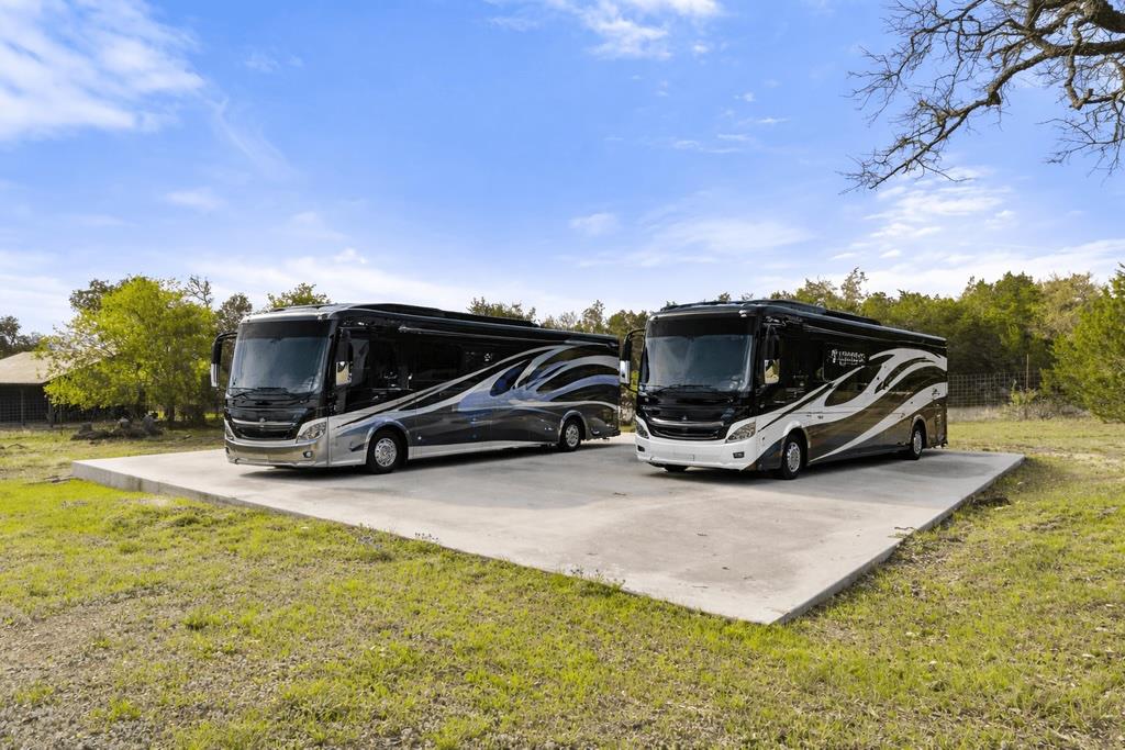 999 Enchanted Oaks Dr, Driftwood, TX 78619