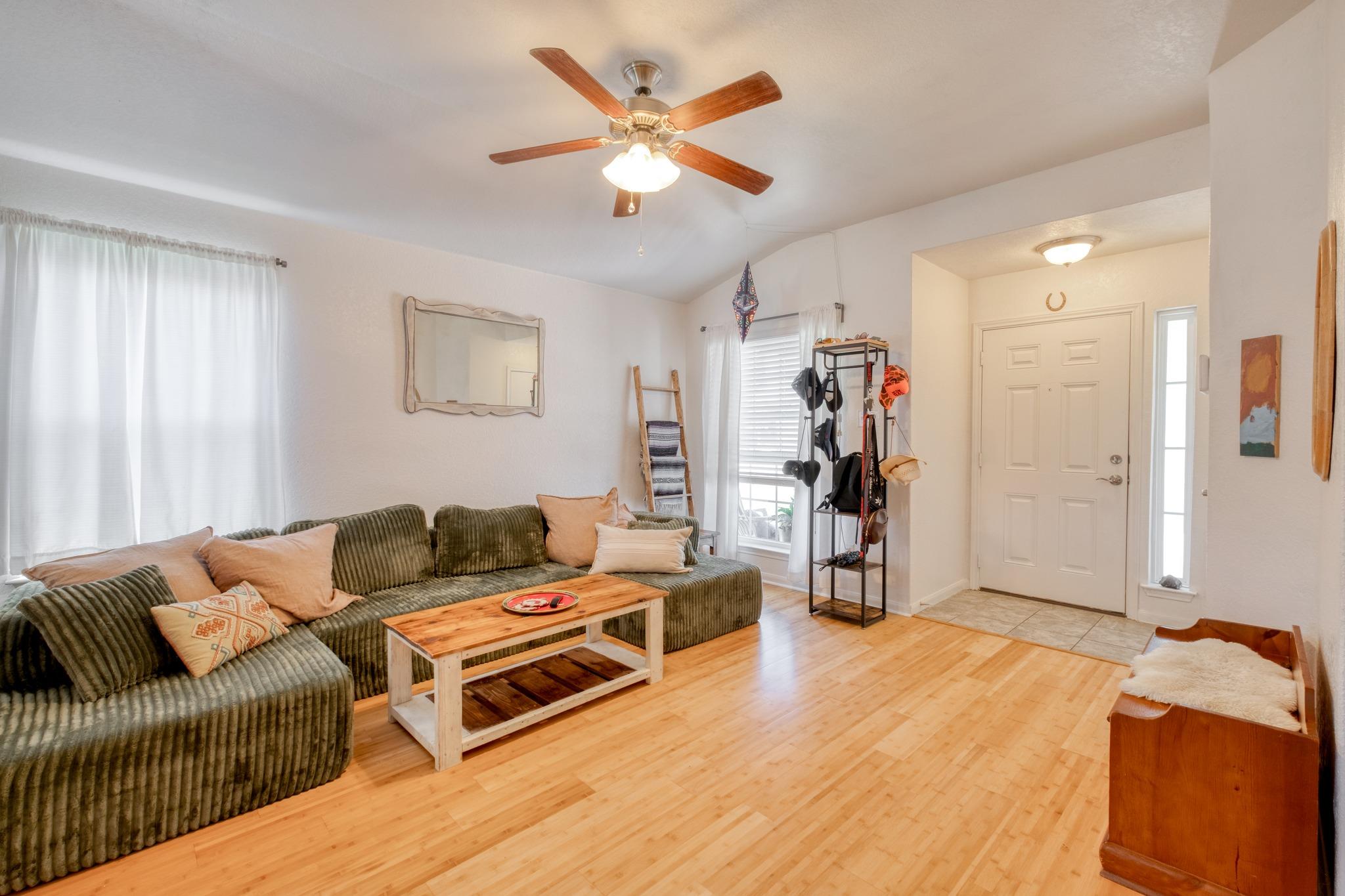 174 Falcon Dr, Luling, TX 78648