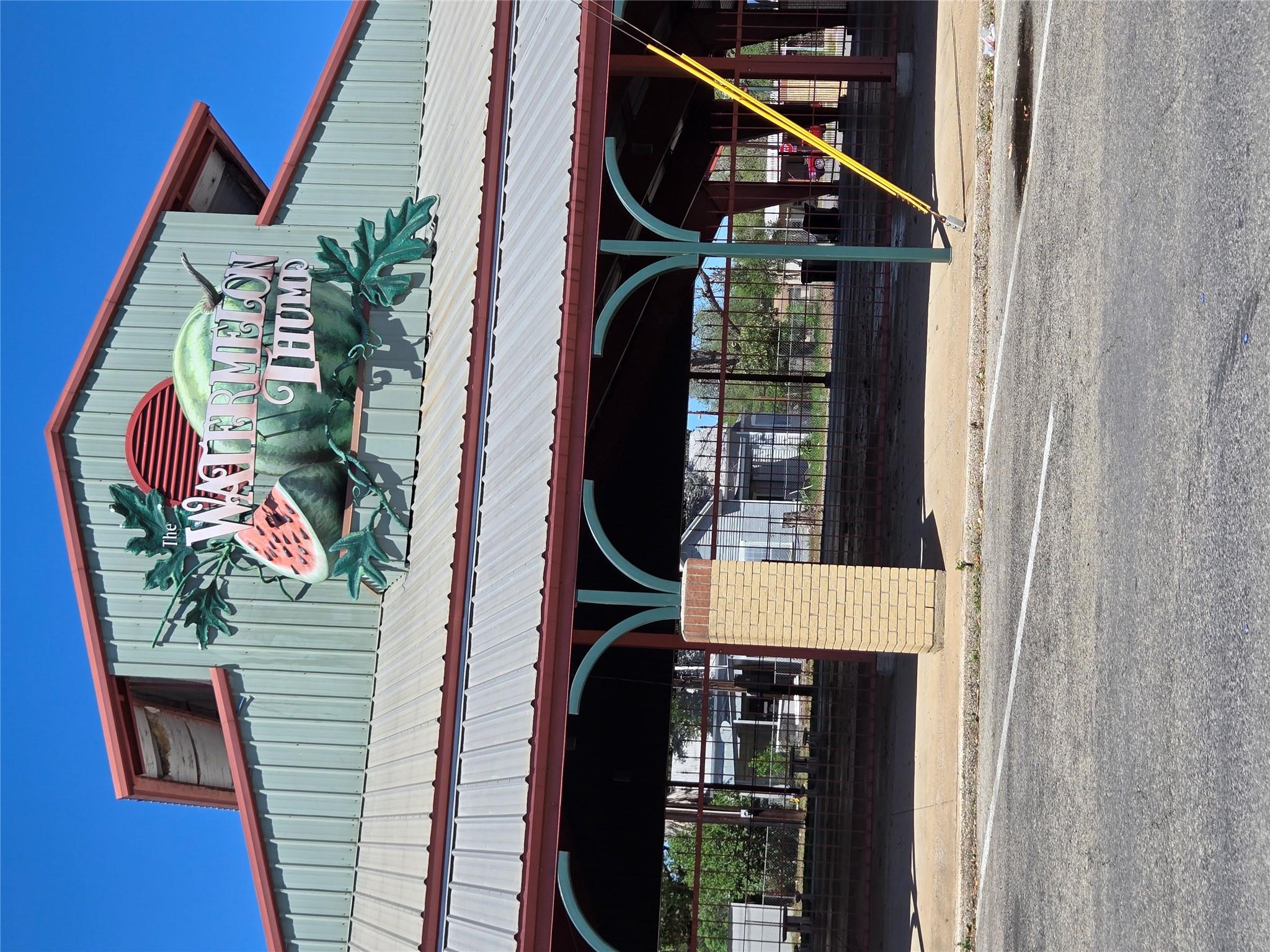 174 Falcon Dr, Luling, TX 78648