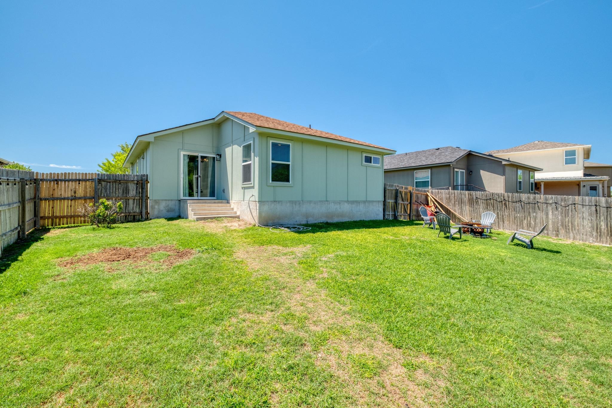 174 Falcon Dr, Luling, TX 78648