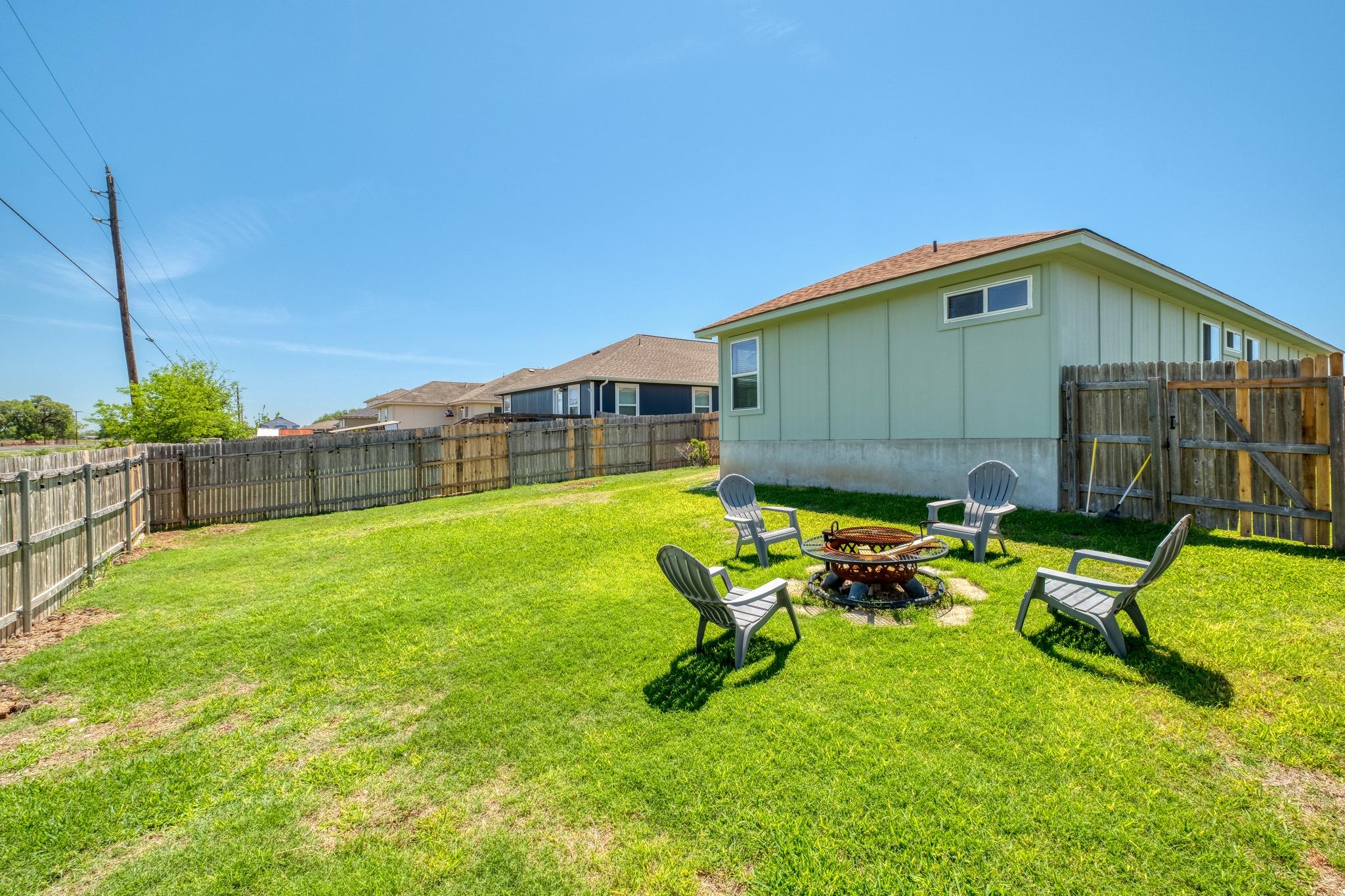174 Falcon Dr, Luling, TX 78648