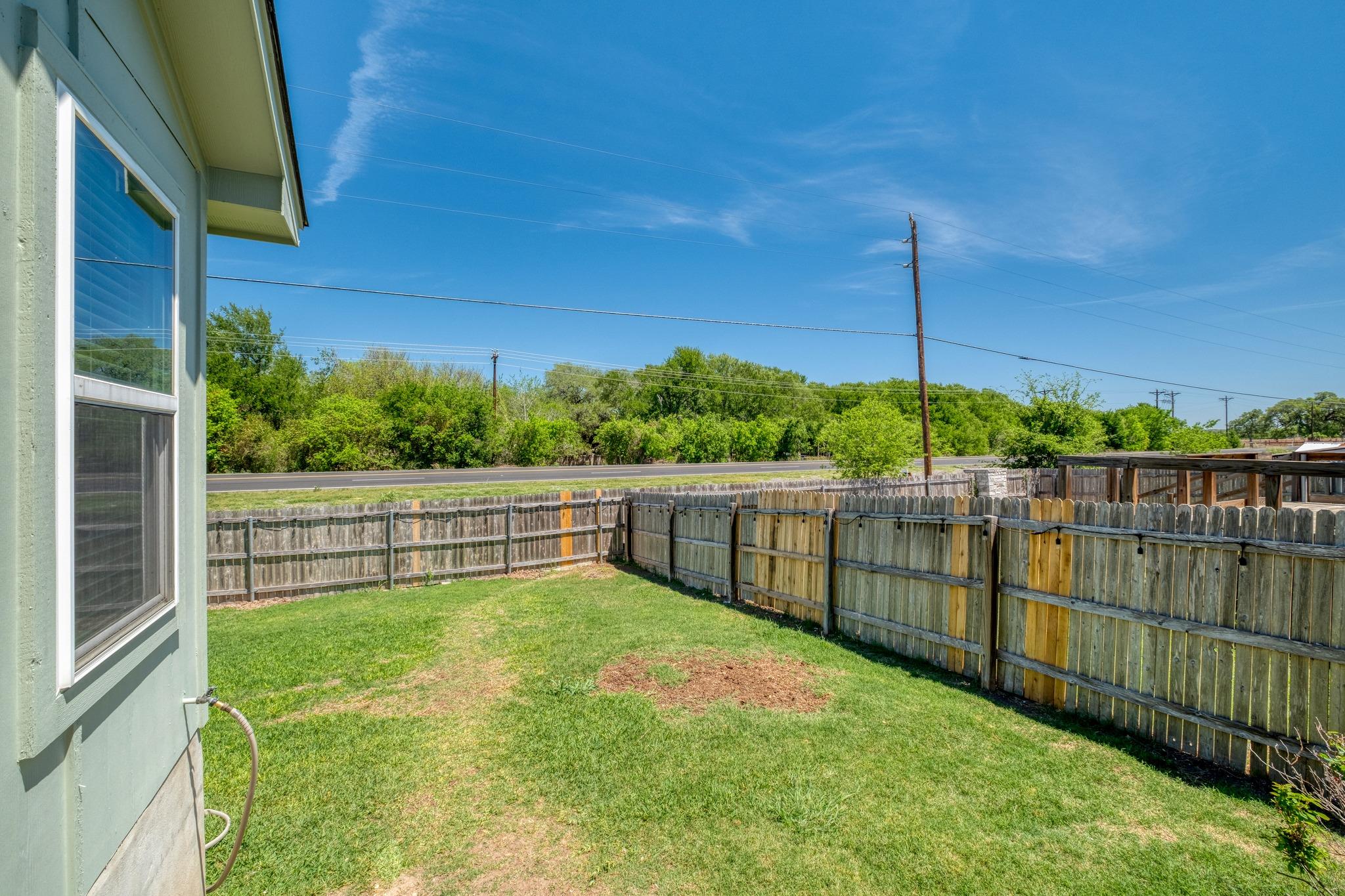 174 Falcon Dr, Luling, TX 78648